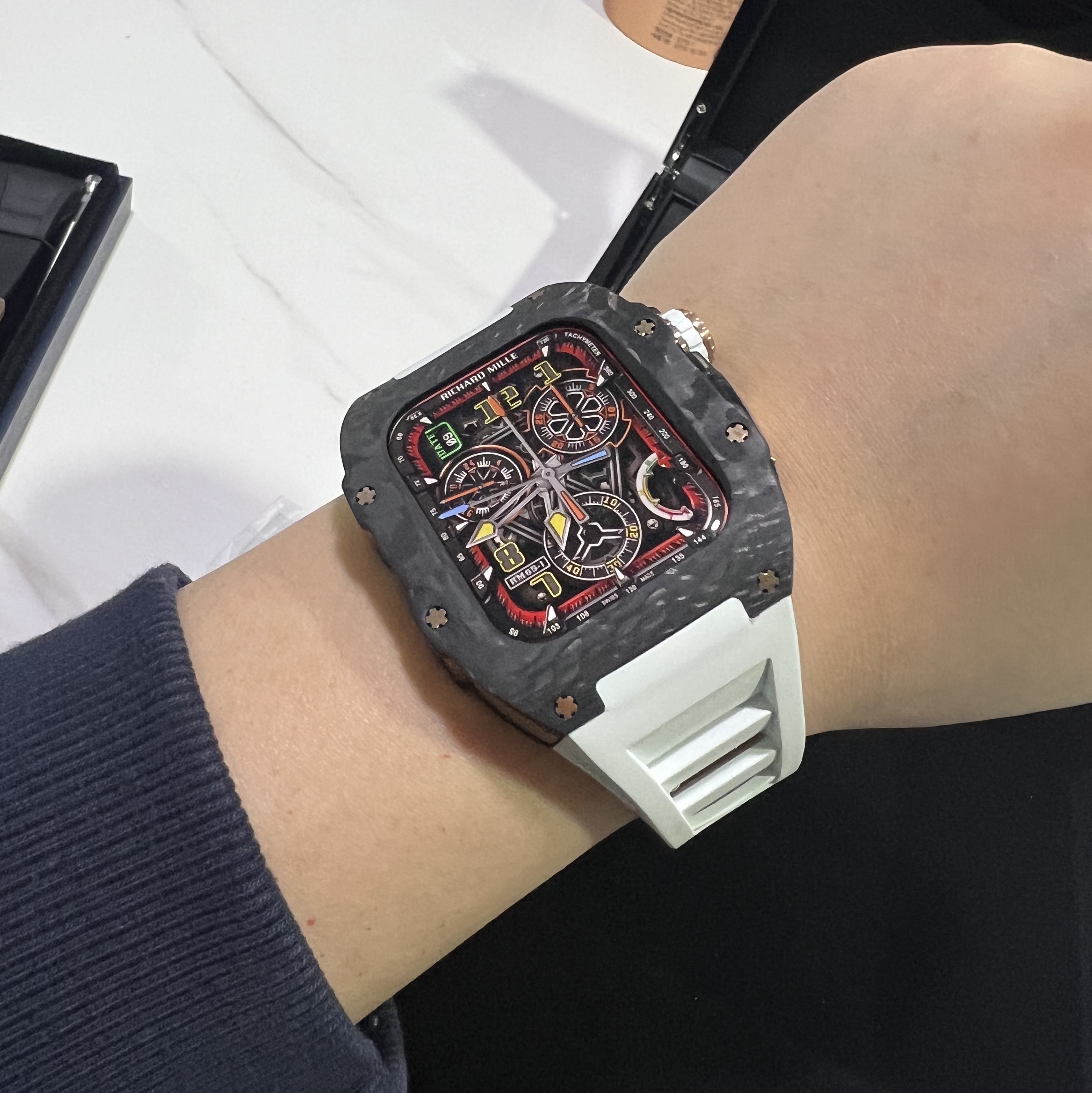 Apple Watch Series 8 45mm GPS Silver Aluminium Case with Sport Band White (Korean Ver.) 착용 스타일 - 1