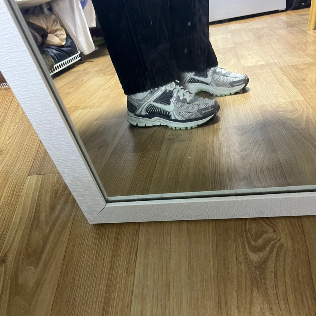 (W) Nike Zoom Vomero 5 Cobblestone and Flat Pewter 착용 스타일