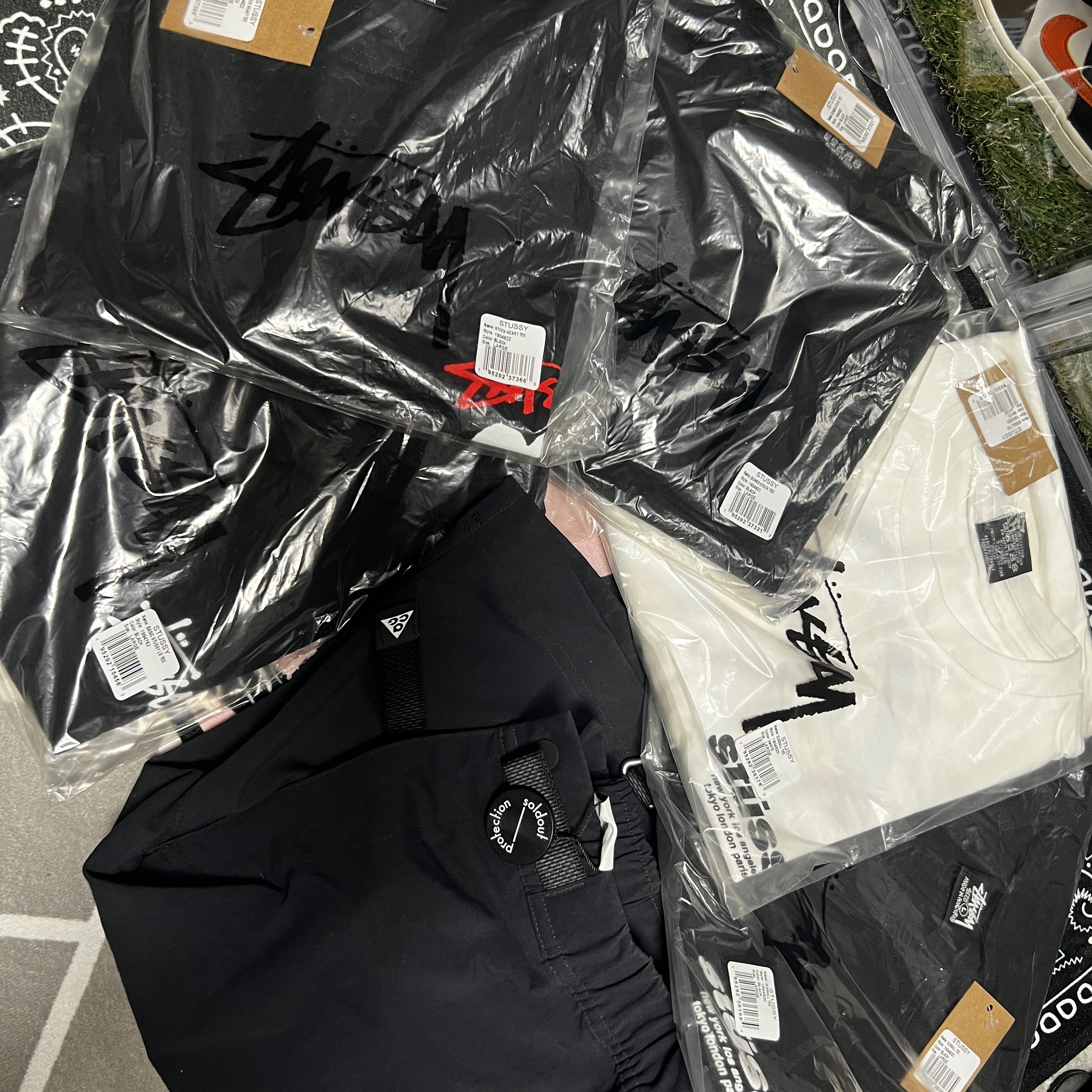 Stussy Stock Heart T-Shirt Black, Stussy Bones Stock T-Shirt Black 착용 스타일