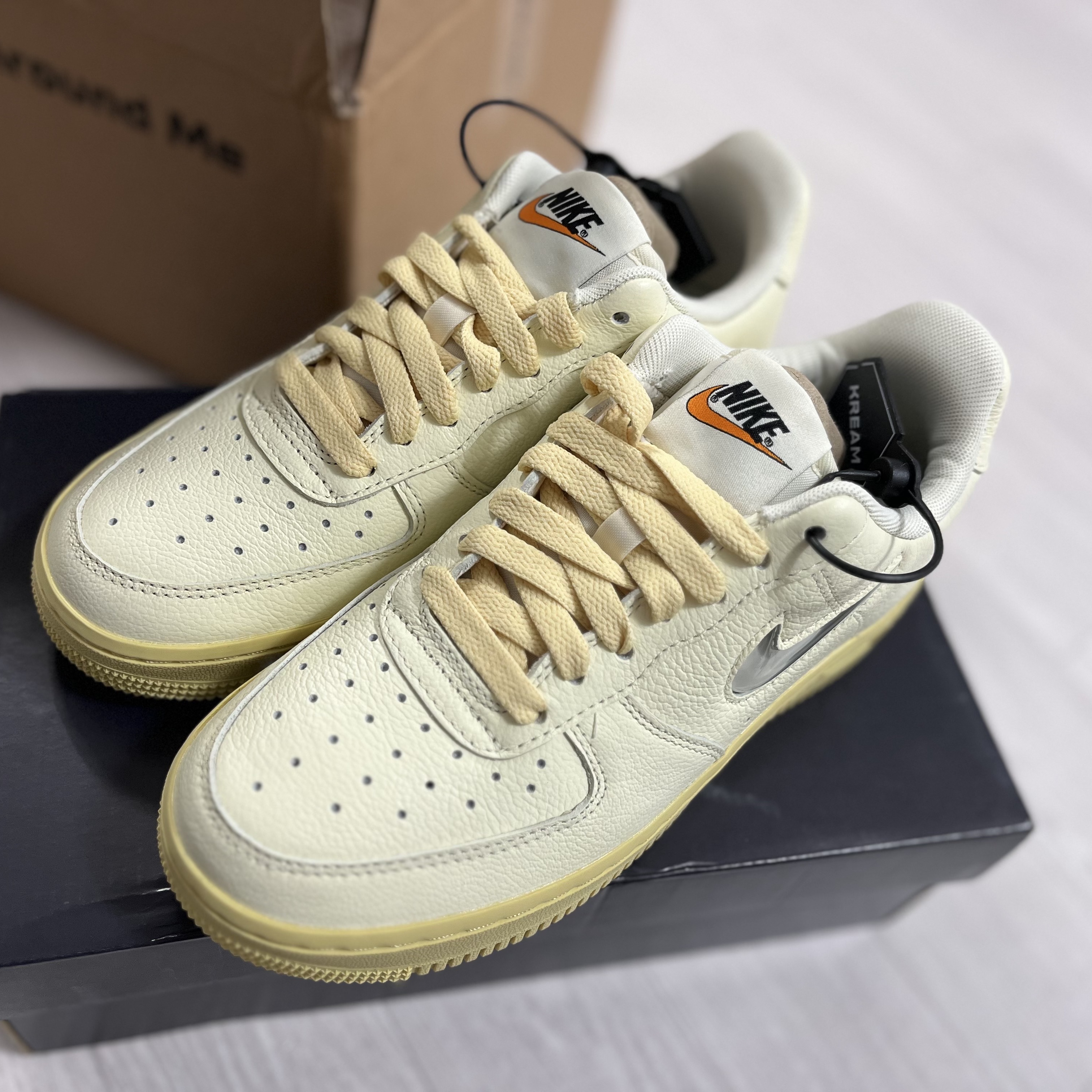 (W) Nike Air Force 1 '07 LX Coconut Milk and Lemon Wash 착용 스타일 - 2