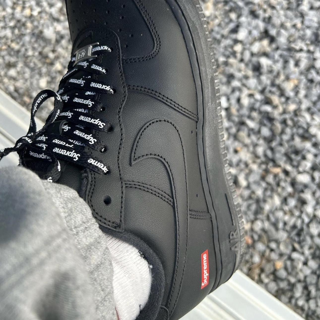 Nike x Supreme Air Force 1 Low Black 착용 스타일 - 5