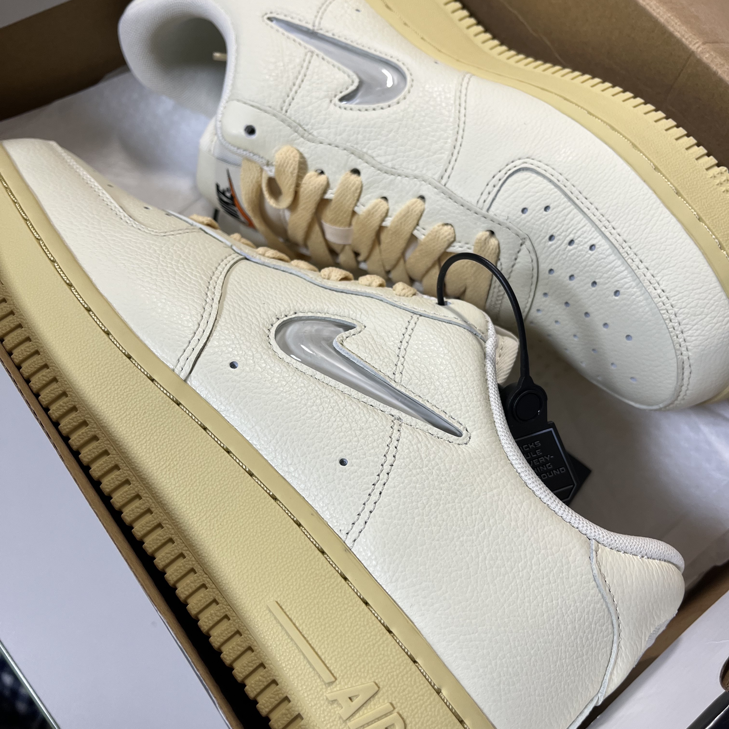 (W) Nike Air Force 1 '07 LX Coconut Milk and Lemon Wash 착용 스타일 - 1