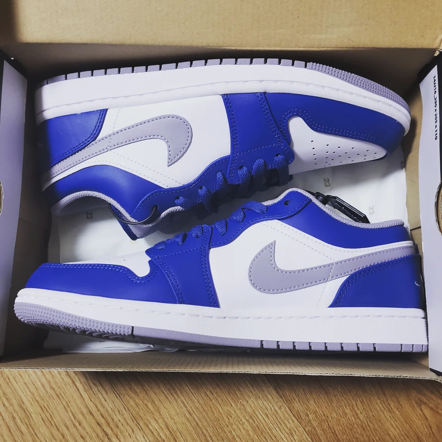 Jordan 1 Low True Blue Cement Grey 착용 스타일 - 1