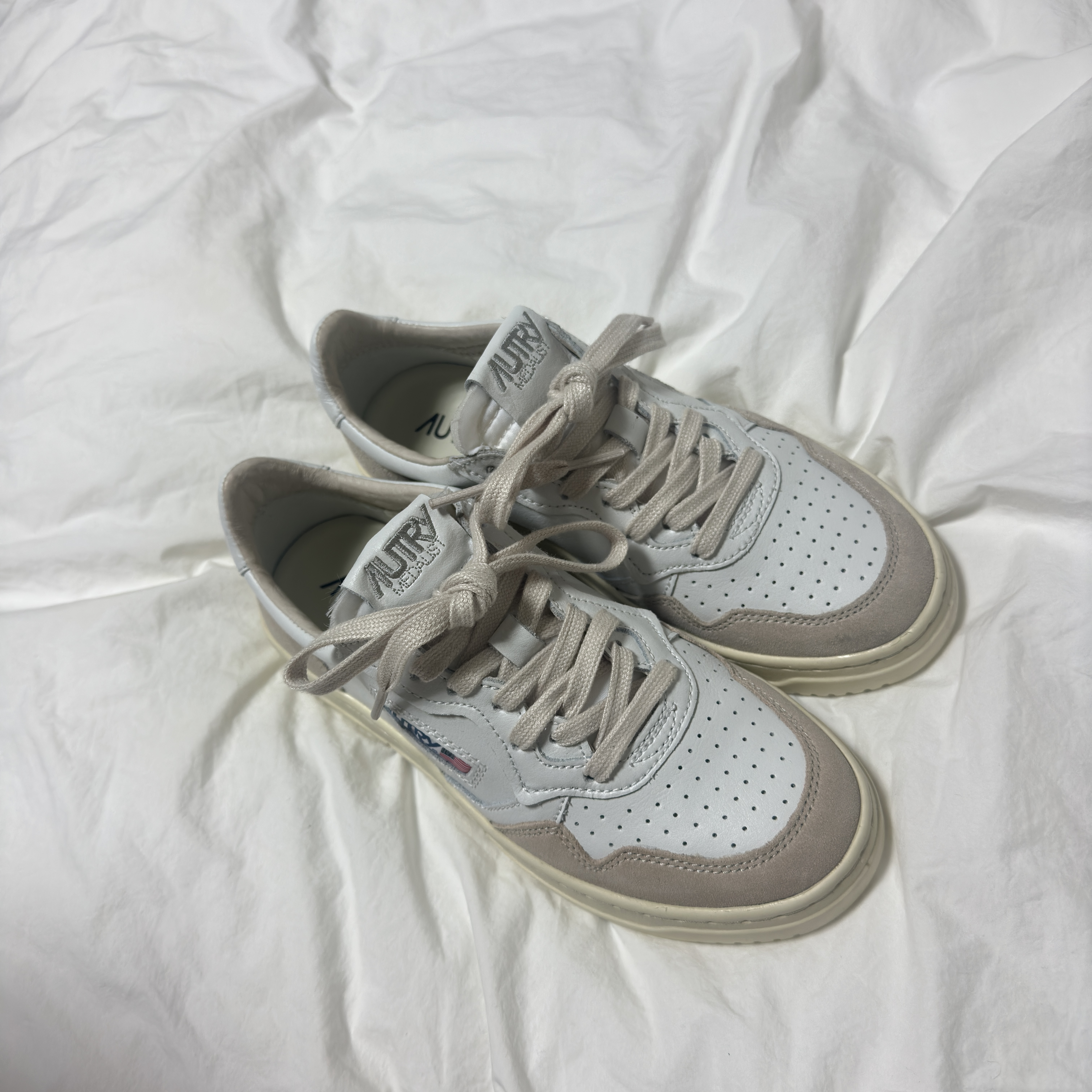 (W) Autry Medalist Low Leather Suede Sneakers White 착용 스타일 - 3