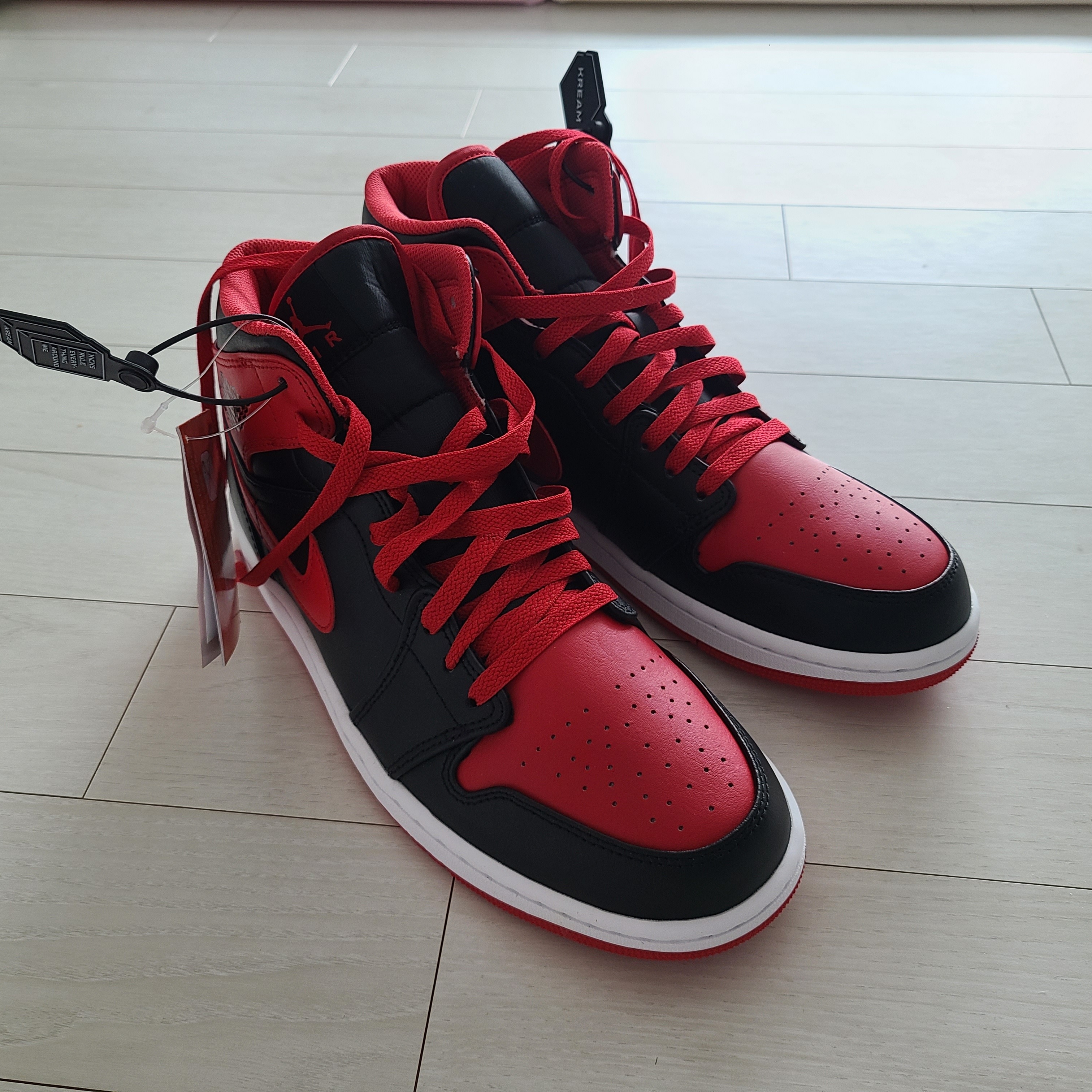 Jordan 1 Mid Black Fire Red 착용 스타일 - 1