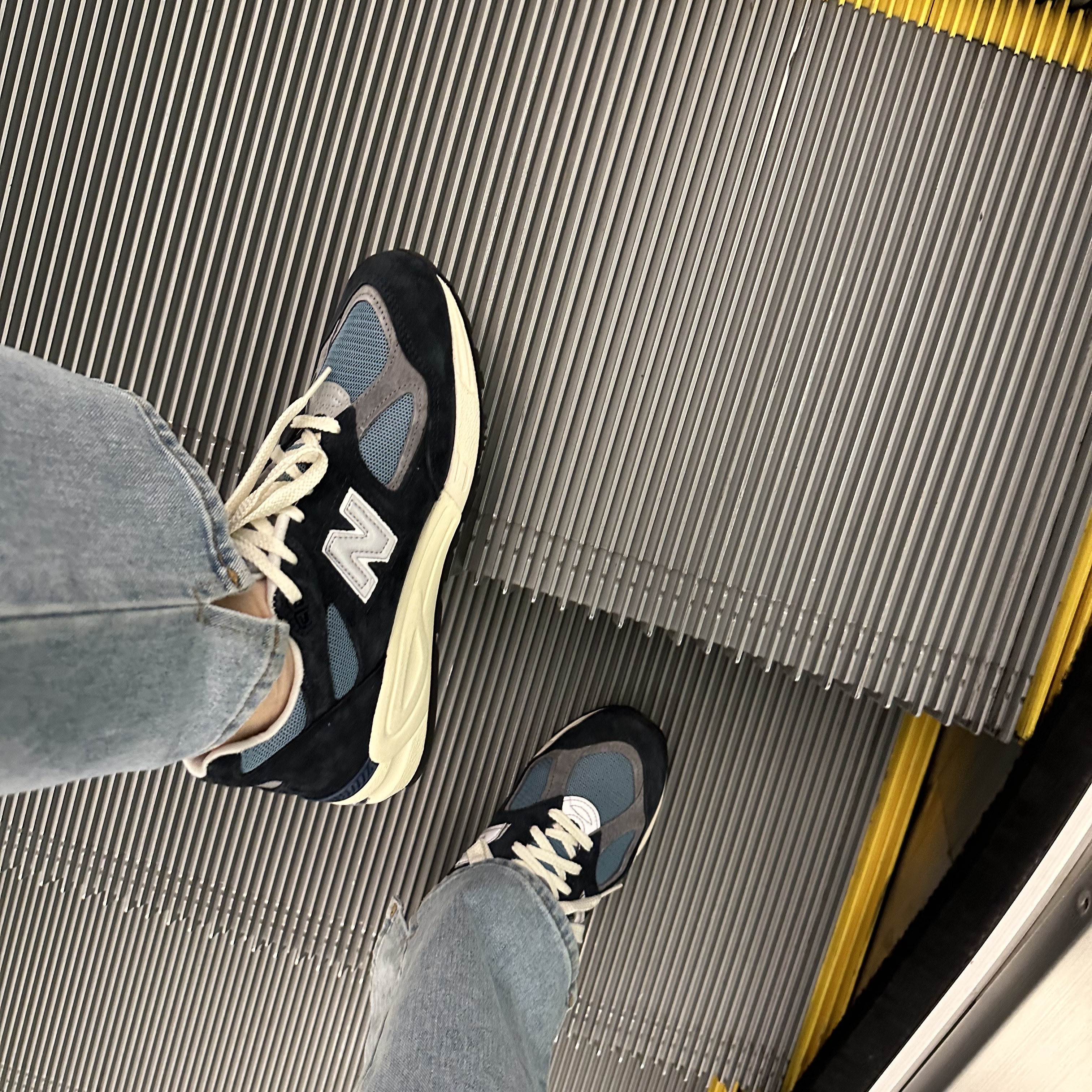 New Balance 990v2 Made in USA Navy Castlerock 착용 스타일 - 2
