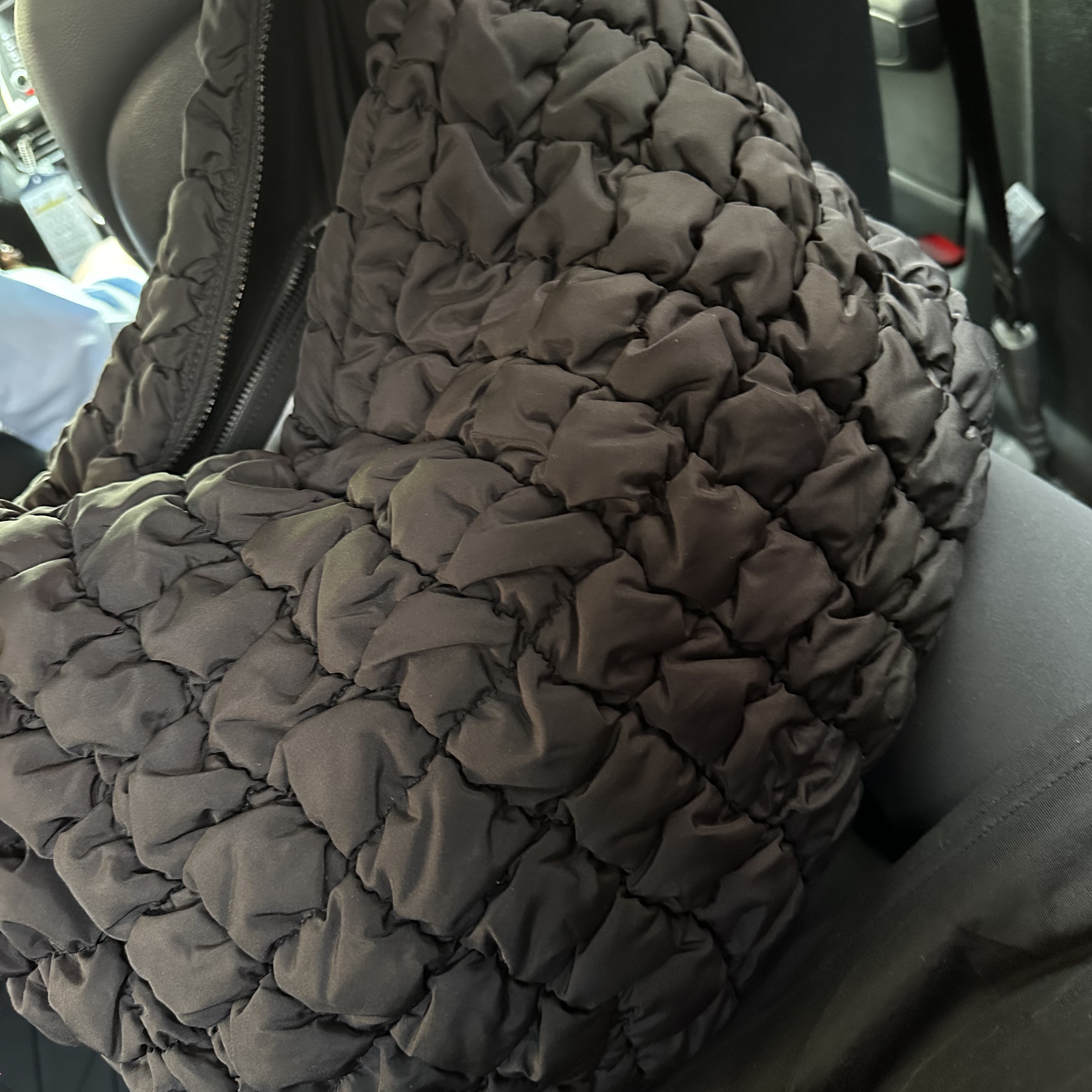 COS Quilted Oversized Shoulder Bag Black 착용 스타일