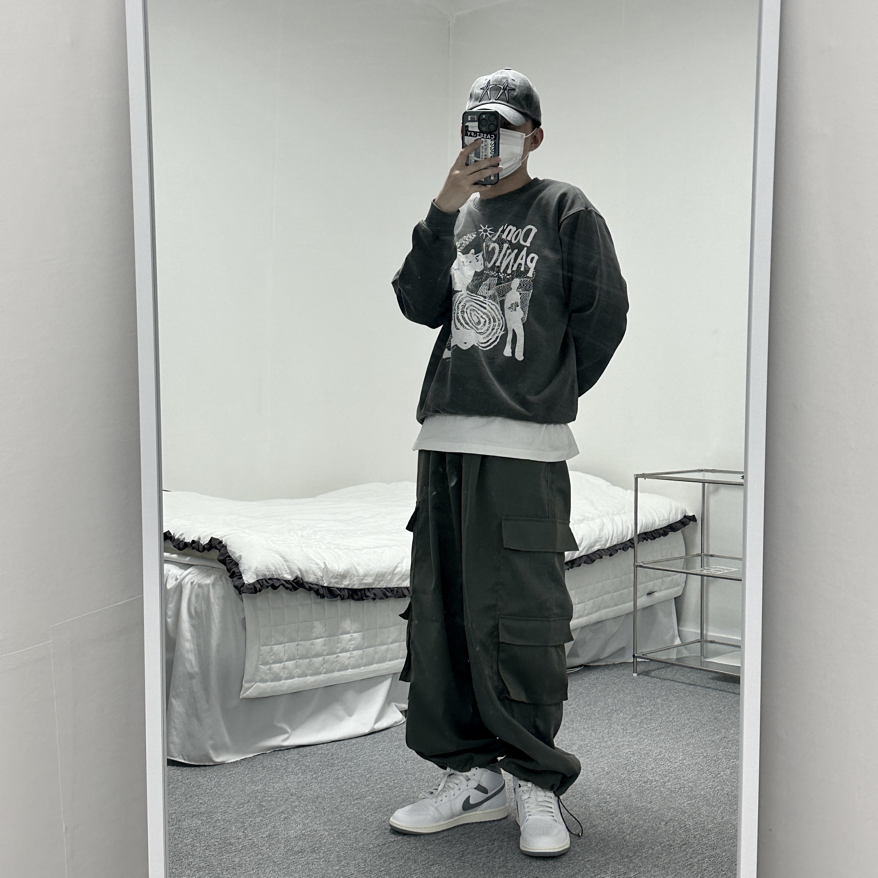 Jordan 1 Mid White Stealth 착용 스타일 - 2
