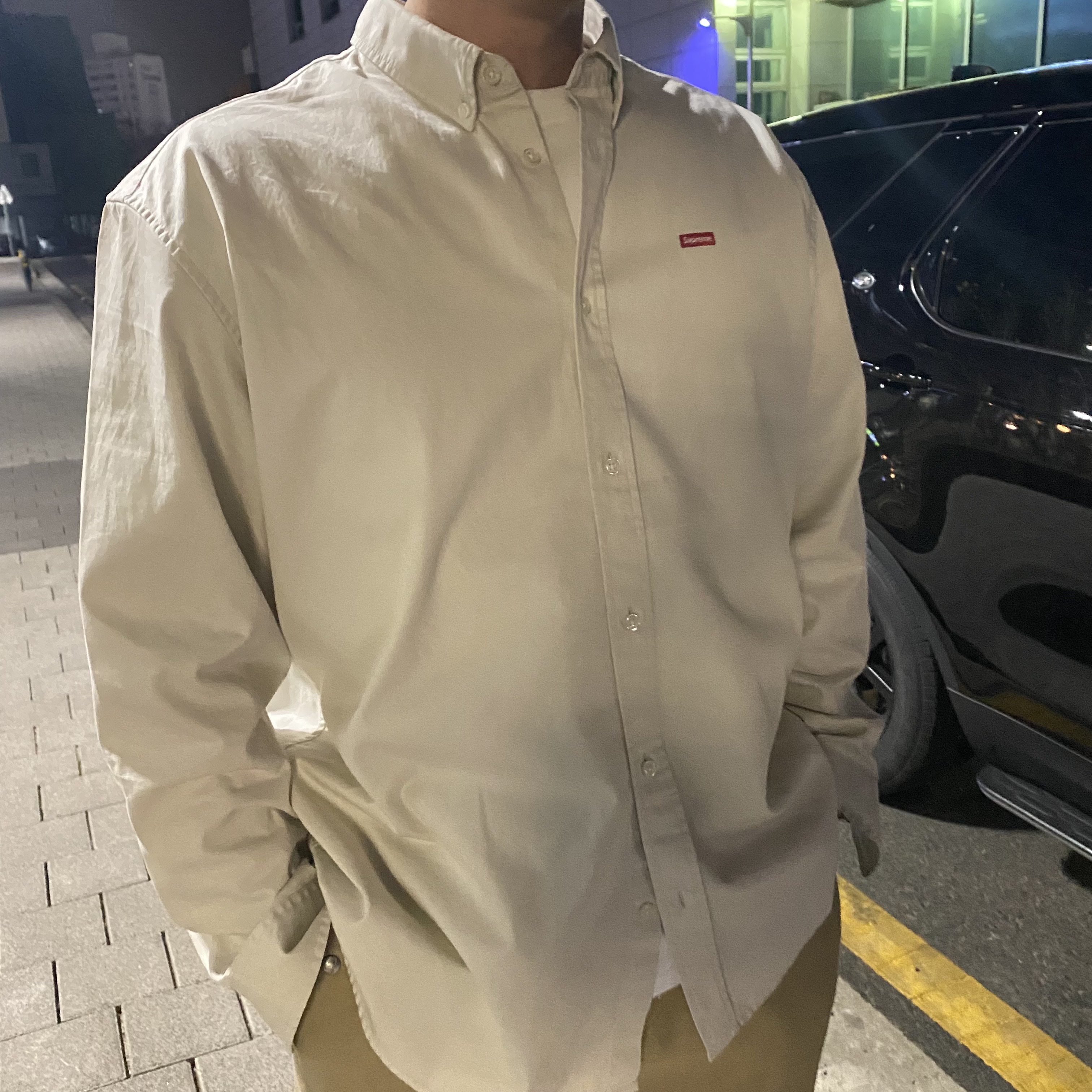 Supreme Small Box Shirt Natural - 22FW, Jordan 1 Retro High OG Black Mocha 착용 스타일 - 1
