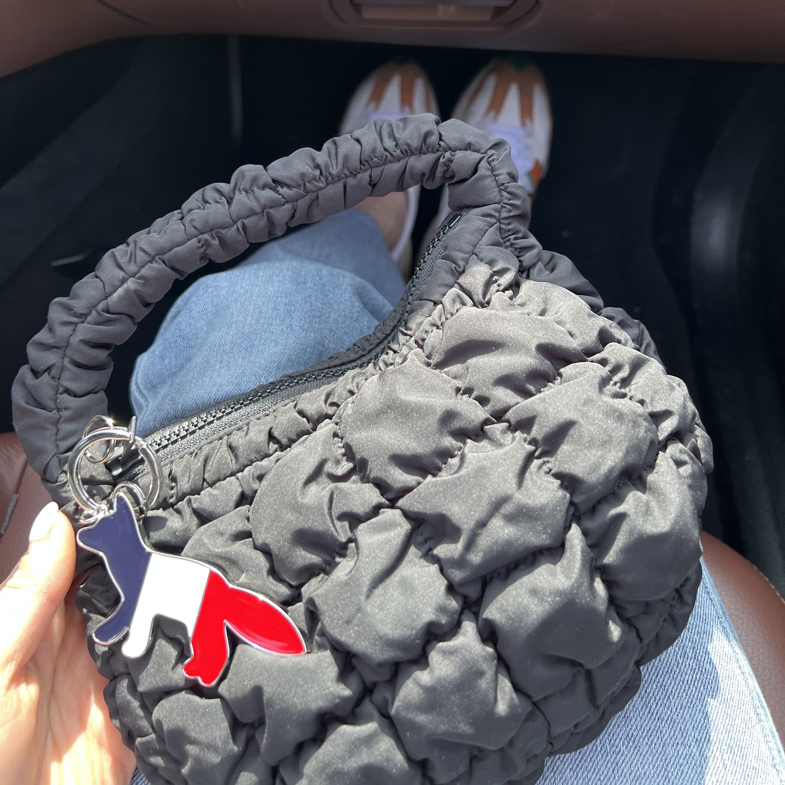 COS Quilted Micro Bag Black, Maison Kitsune Tricolor Fox Metal Keyring Multicolor 착용 스타일