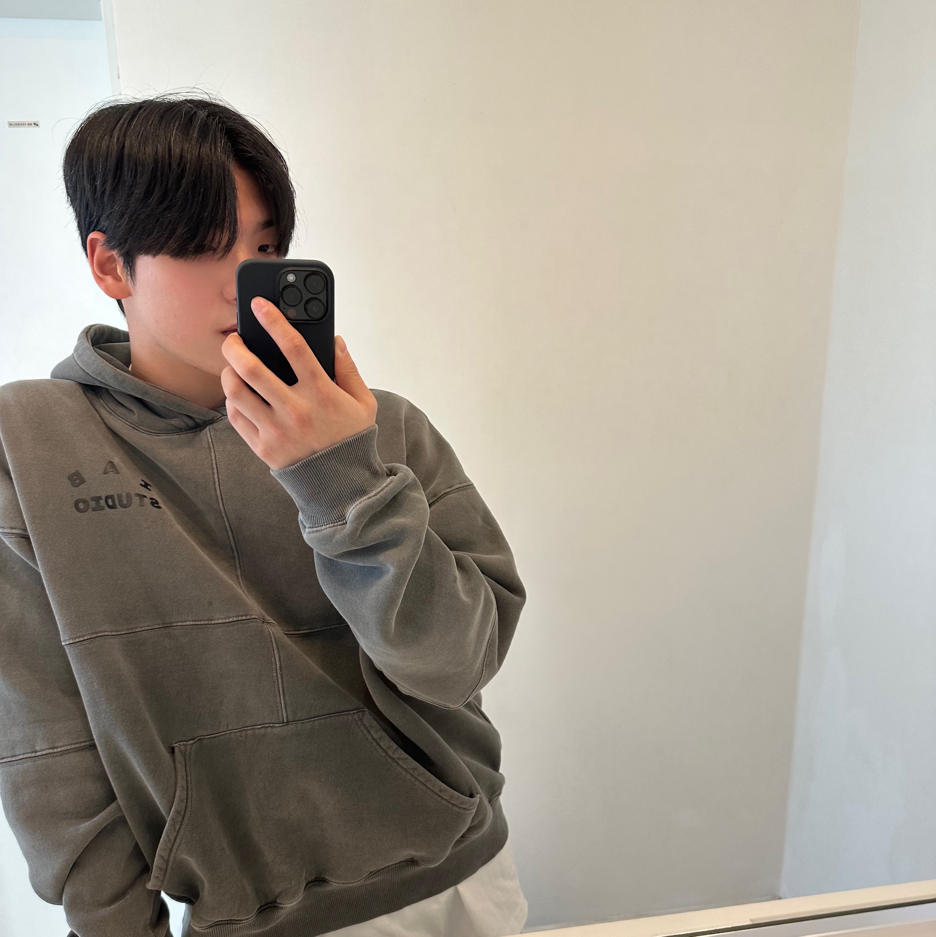 IAB Studio Blocked Pigment Hoodie Black, Apple iPhone 14 Pro 128GB Space Black (Korean Ver.) 착용 스타일