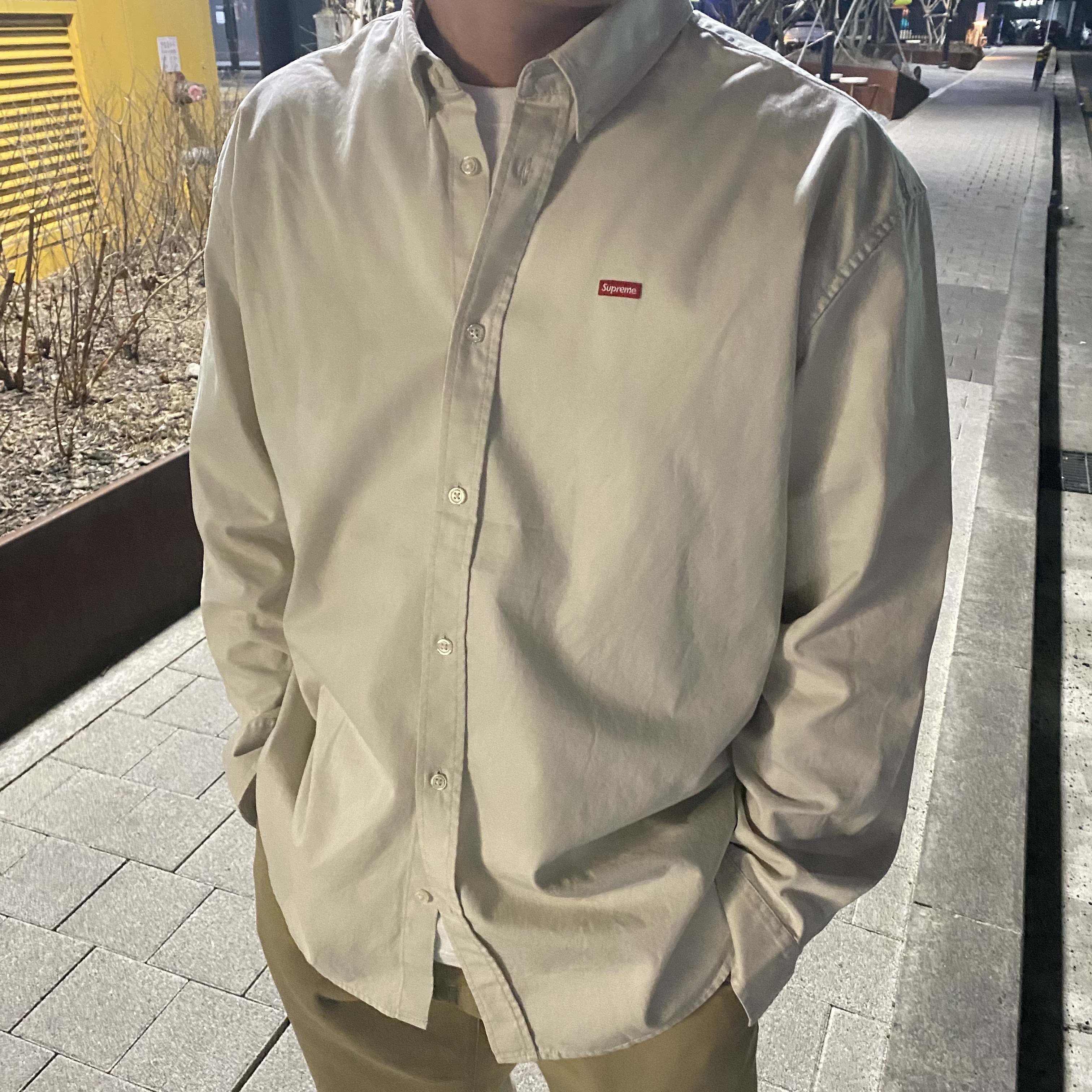 Supreme Small Box Shirt Natural - 22FW, Jordan 1 Retro High OG Black Mocha 착용 스타일 - 4