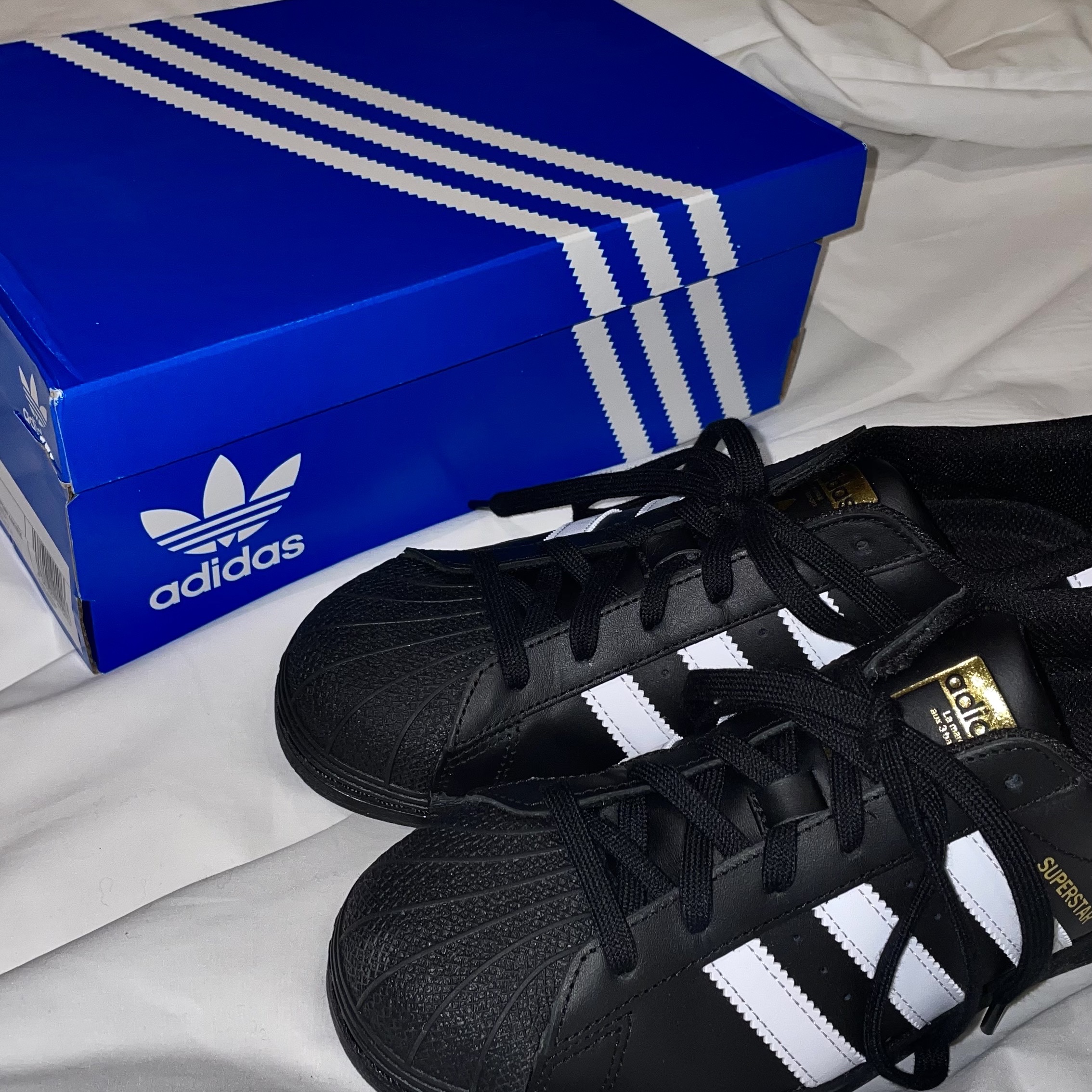 Adidas Superstar Core Black White 착용 스타일