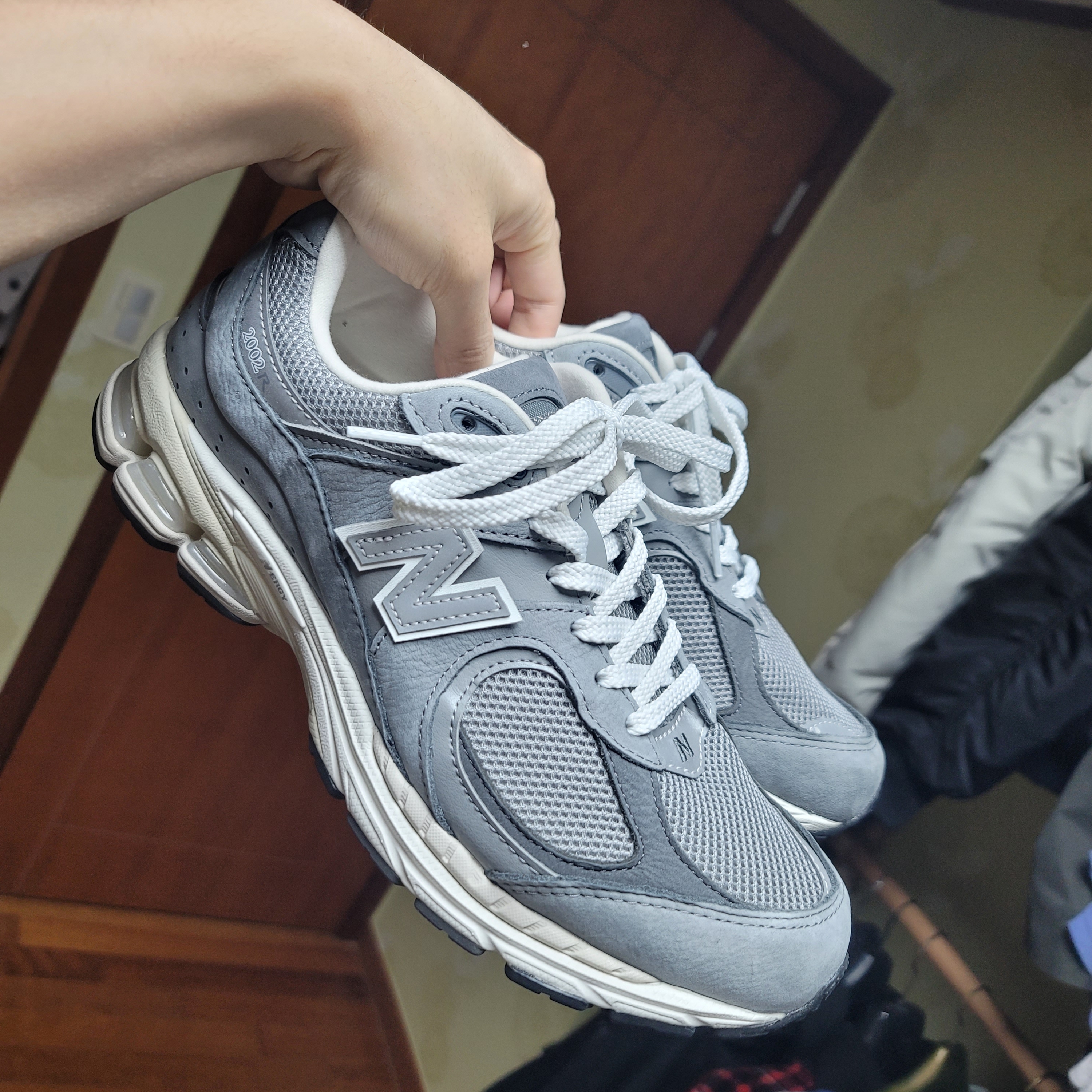 New Balance 2002R Premium Vintage Grey 착용 스타일 - 2