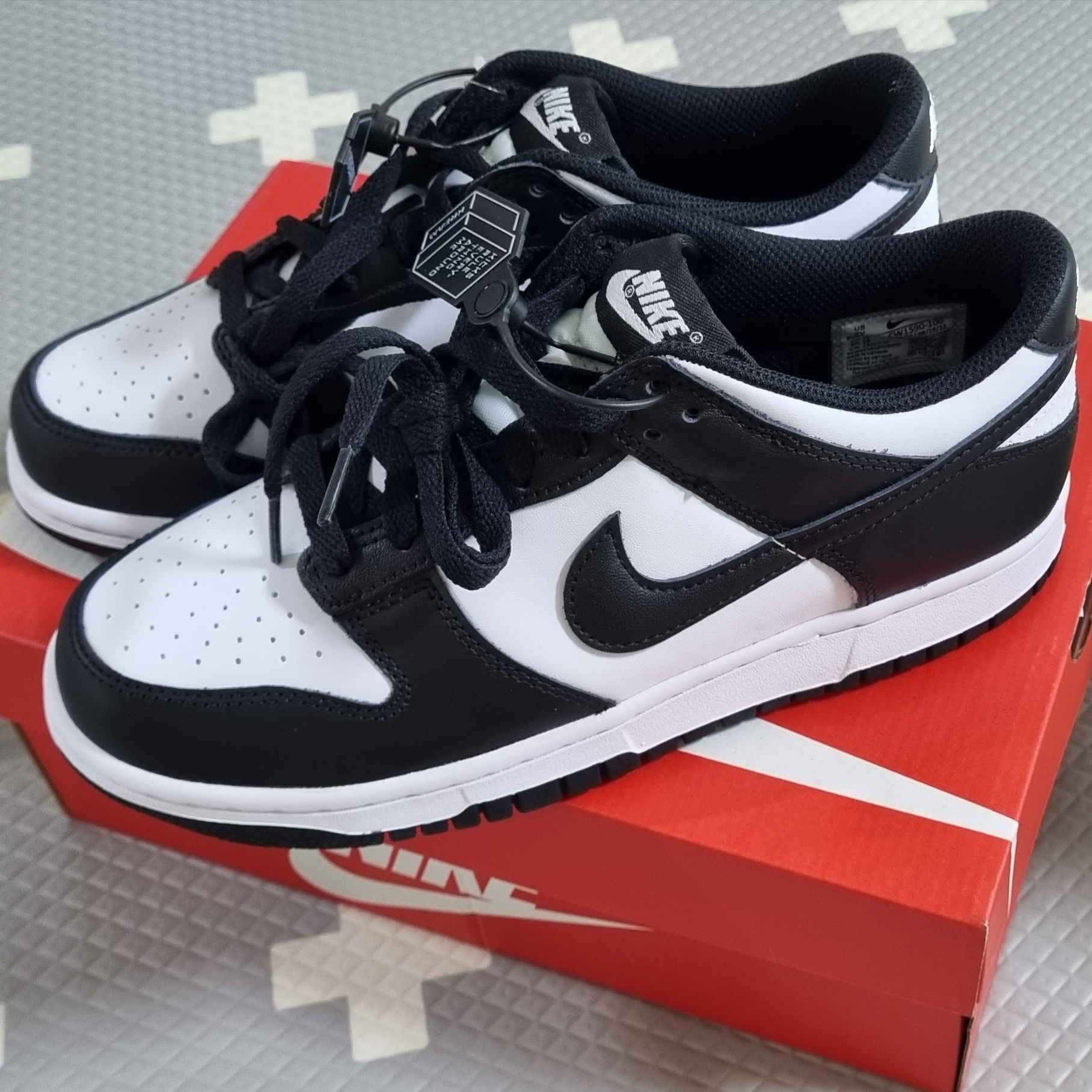(GS) Nike Dunk Low Black 착용 스타일 - 1