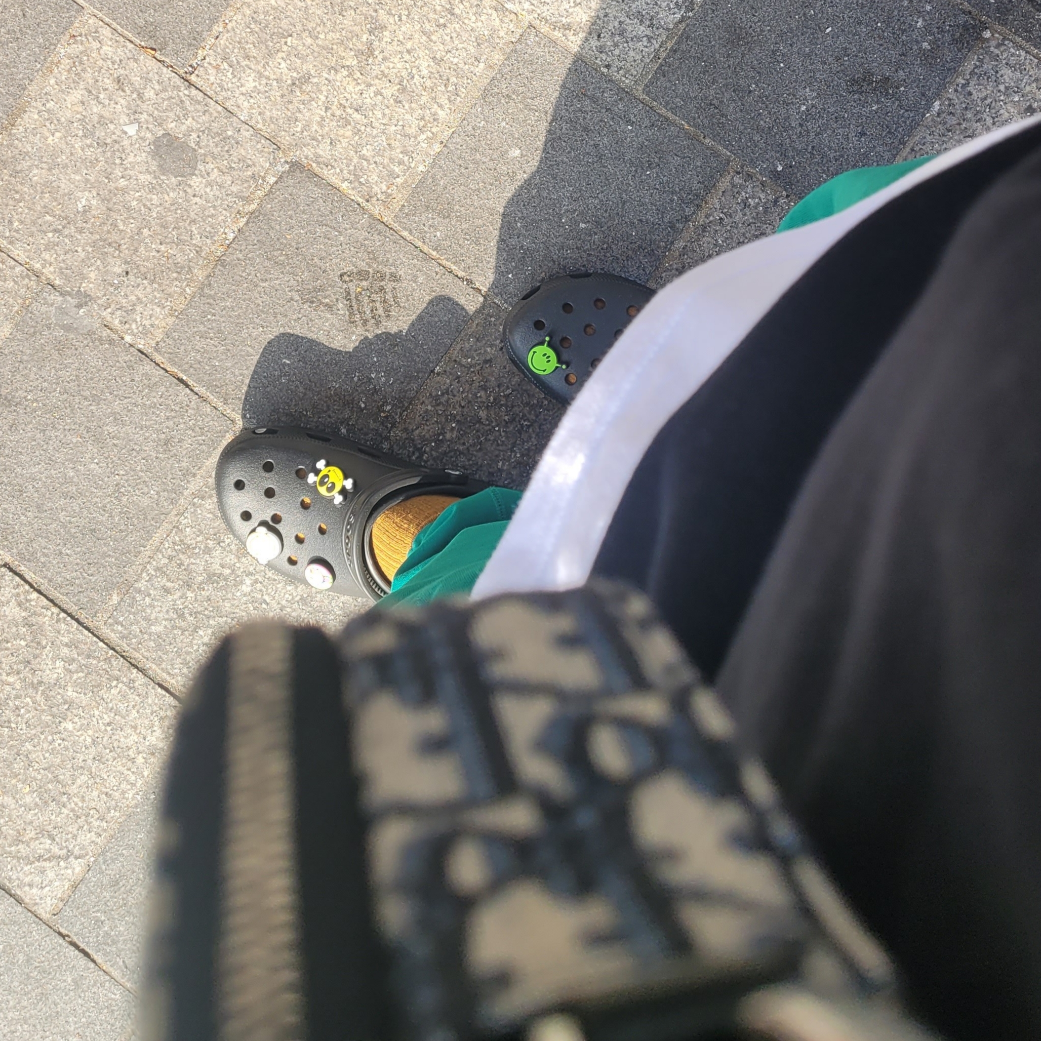 Crocs Classic Clog Black, Dior Shoulder Strap Pouch Beige & Black Dior Oblique Jacquard 착용 스타일