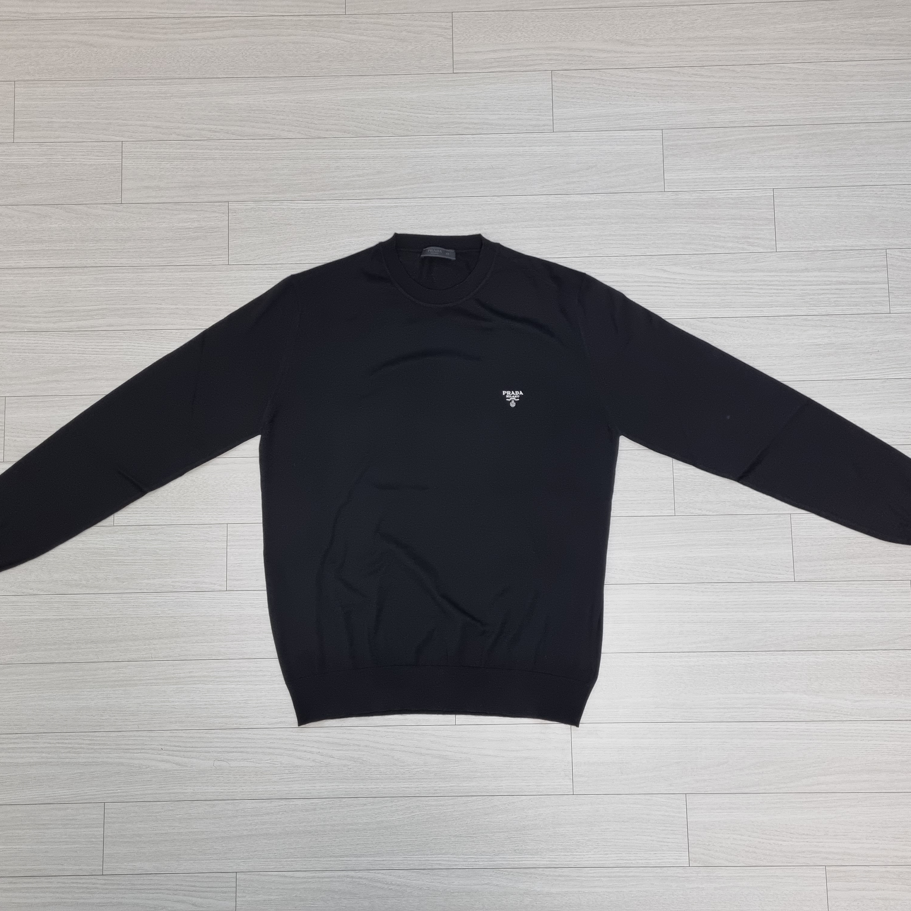 Prada Superfine Wool Crewneck Sweater Navy 착용 스타일 - 2