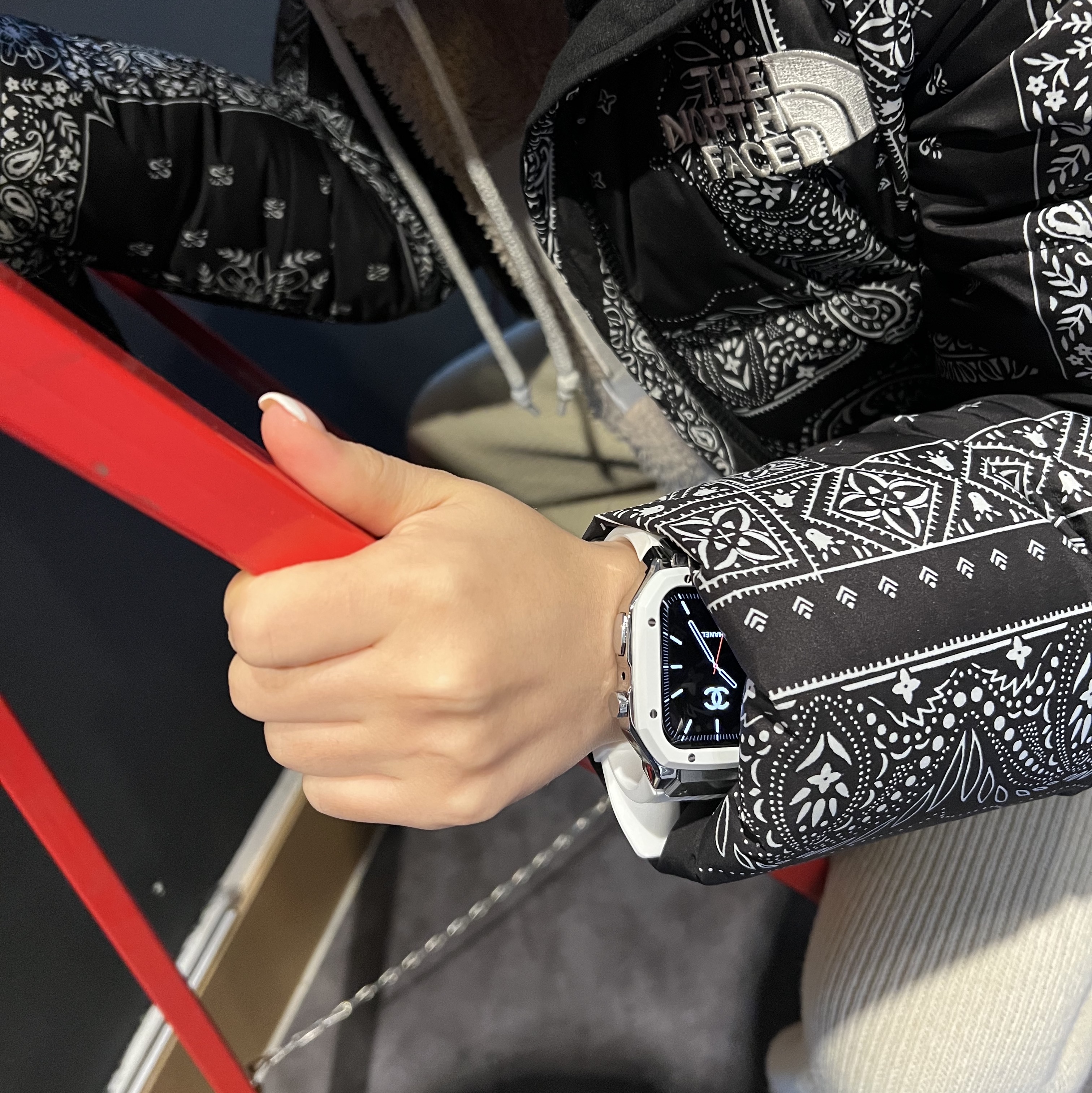 Apple Watch SE 44mm GPS Silver Aluminum Case with Sport Band White (Korean Ver.), The North Face Lofty Down Jacket Black 착용 스타일