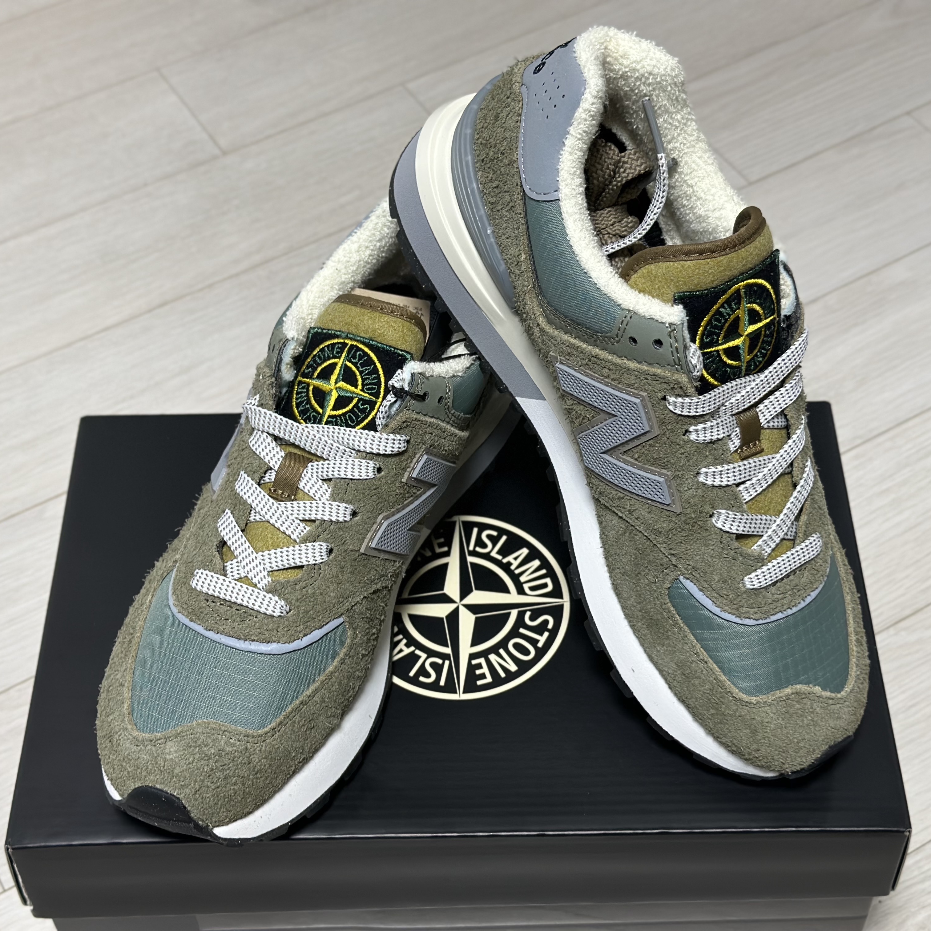 New Balance x Stone Island 574 Legacy Green 착용 스타일 - 1
