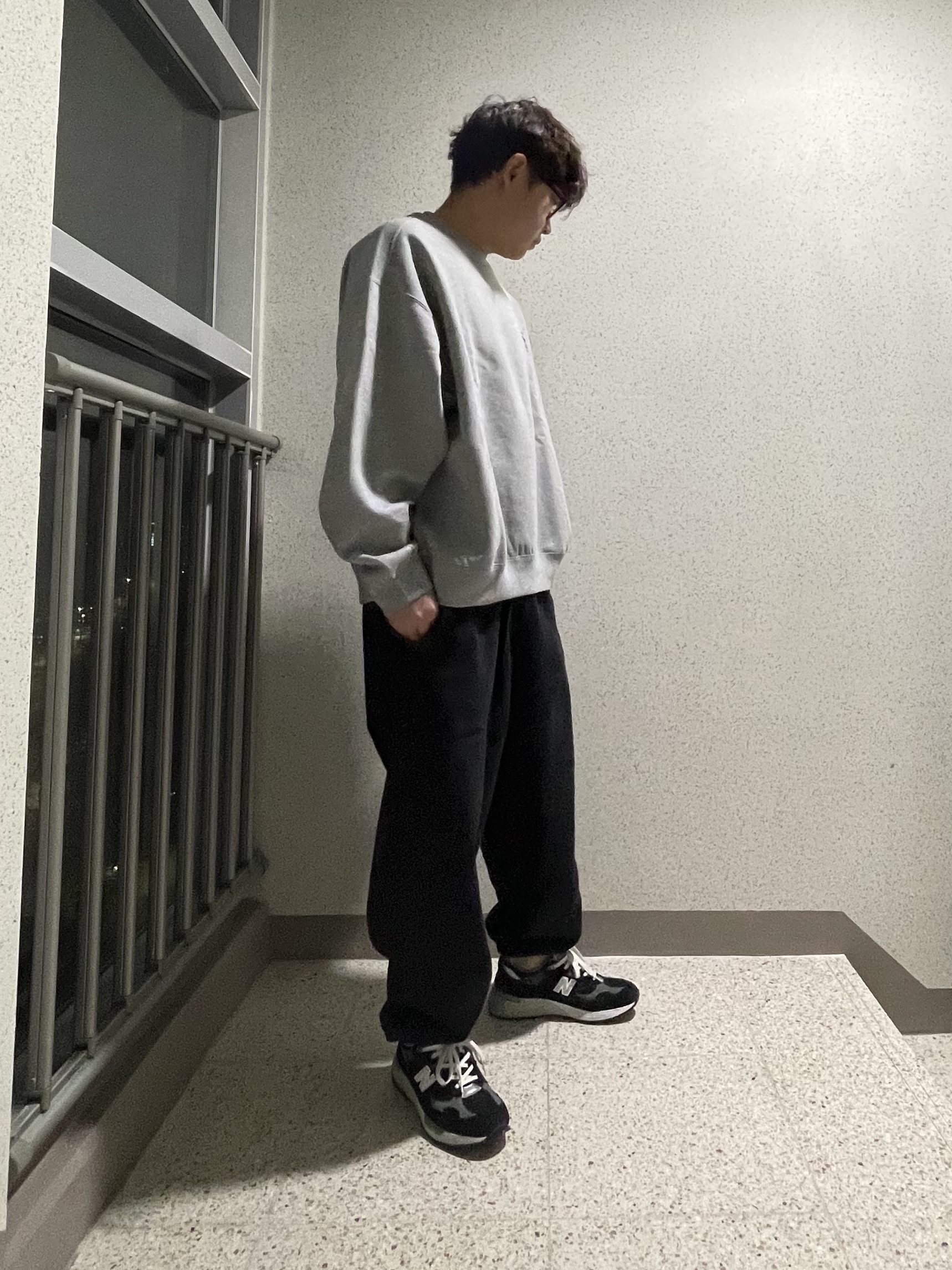 Nike x Stussy NRG Fleece Crewneck Dark Grey Heather (DO9337-063), Nike x Stussy NRG RA Washed Fleece Pants Black (DN4030-010) 착용 스타일 - 2