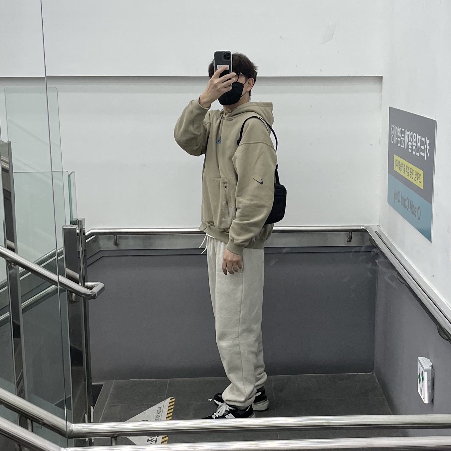 Nike x Off-White NRG Fleece Hoodie Khaki - Asia, IAB Studio Sweatpants Oatmeal Burgundy - 23SS 착용 스타일 - 1