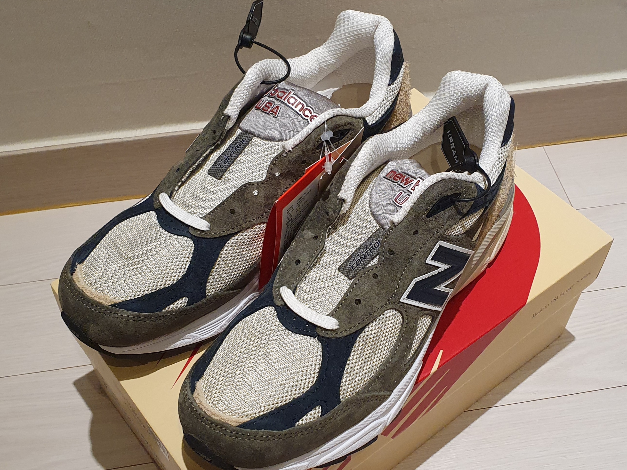 New Balance 990v3 Made in USA Olive 착용 스타일 - 1