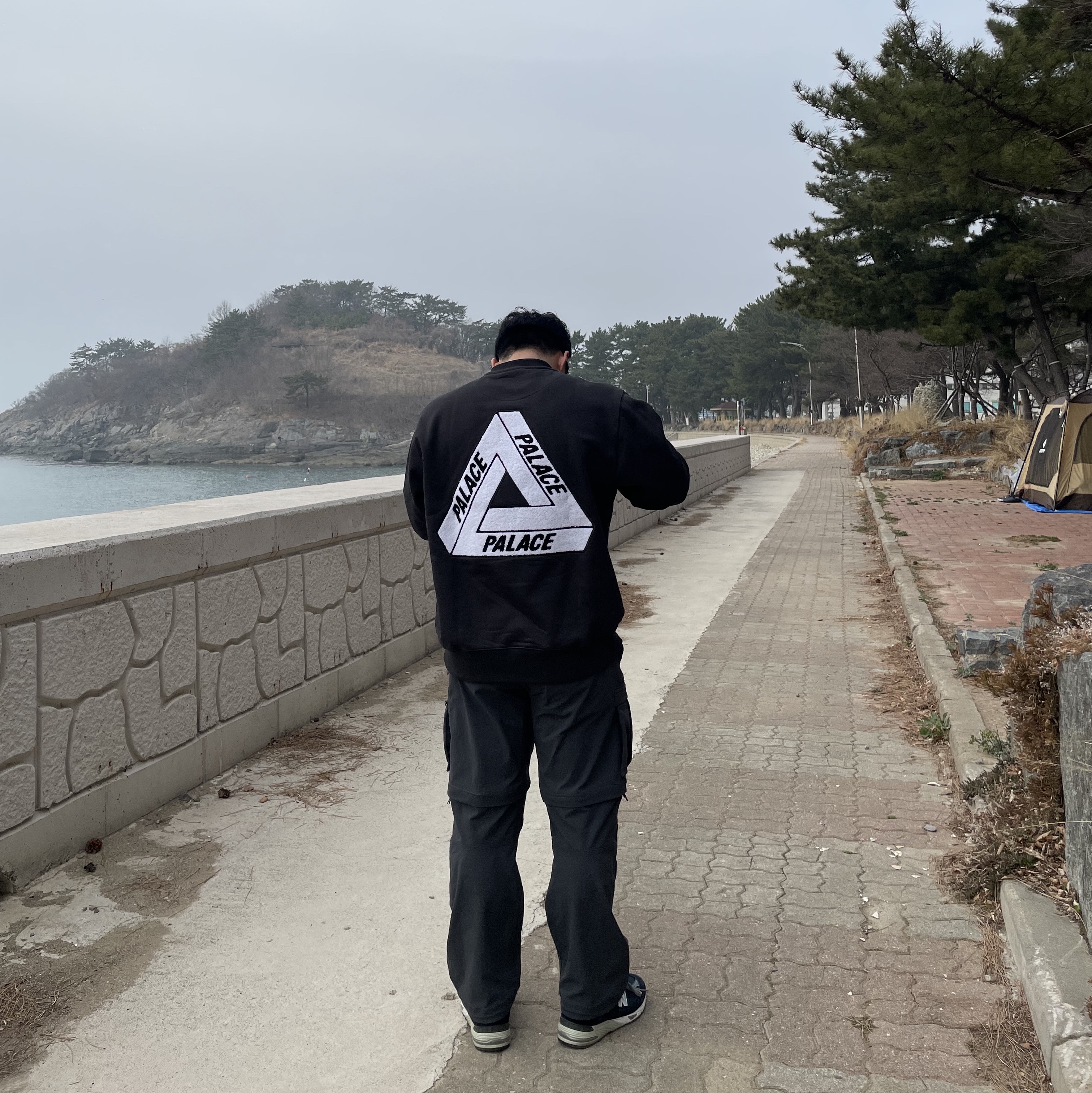 Palace Fleece Tri-Ferg Crew Black - 23SS, New Balance 991 Made in UK Navy 착용 스타일 - 2