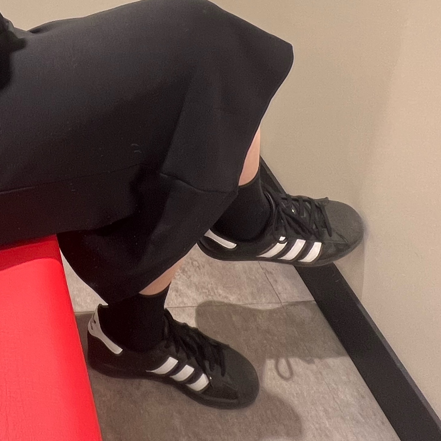 Adidas Superstar Core Black White 착용 스타일