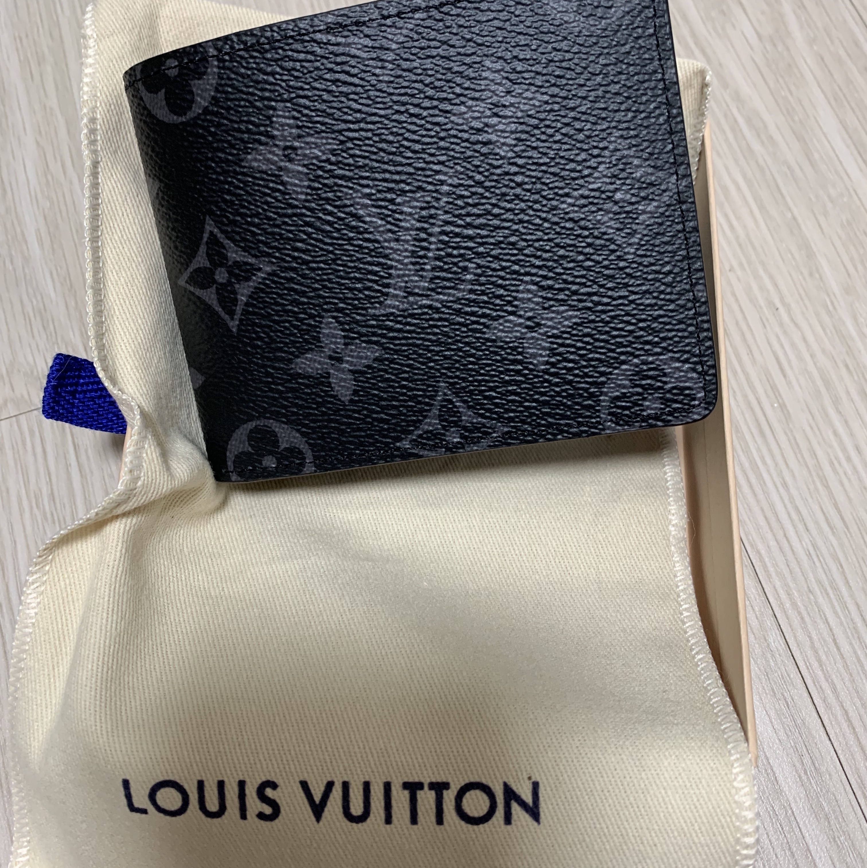 Louis Vuitton Slender Wallet Monogram Eclipse 착용 스타일