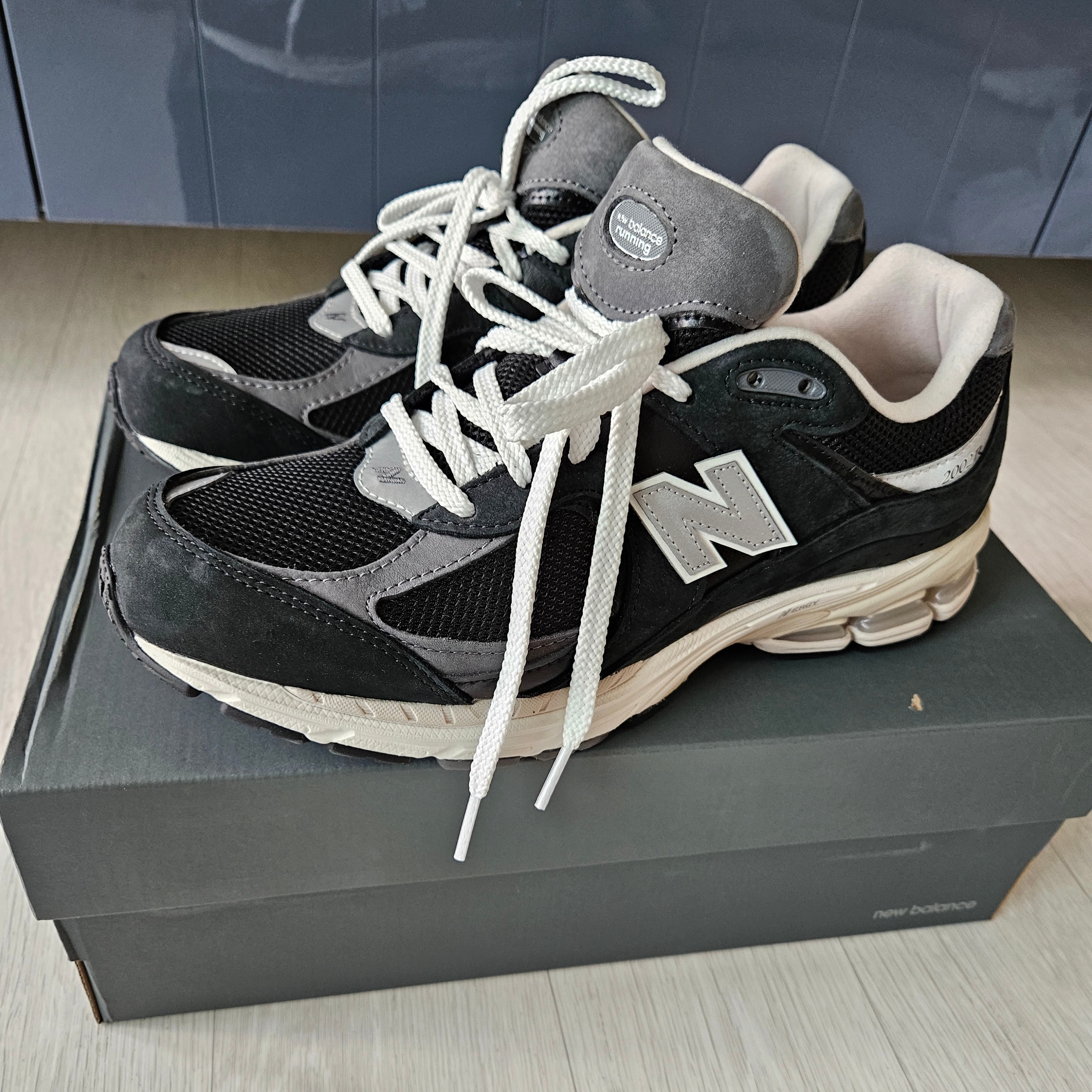 New Balance 2002R Premium Vintage Black 착용 스타일