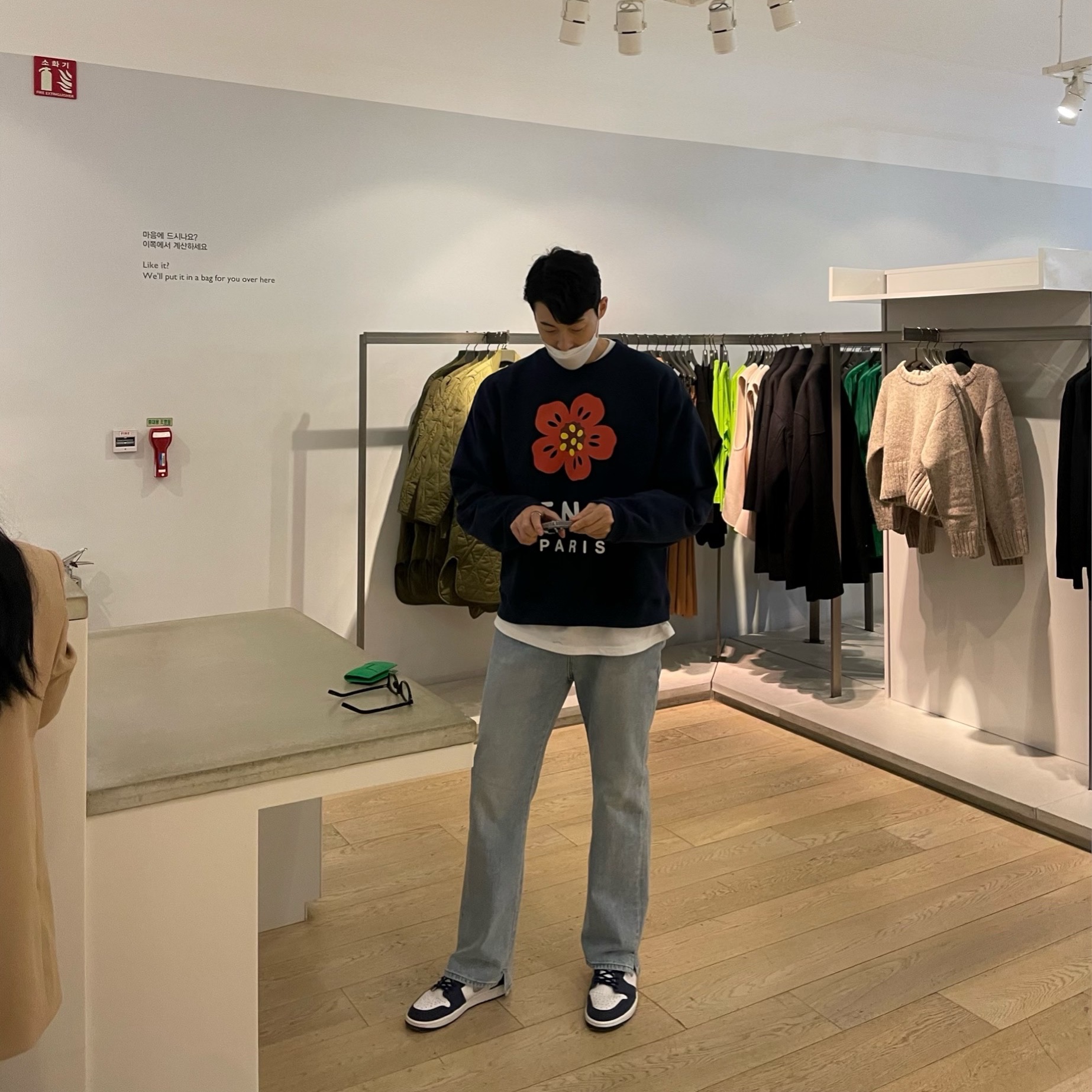 Kenzo Boke Flower Sweatshirt Midnight Blue 착용 스타일