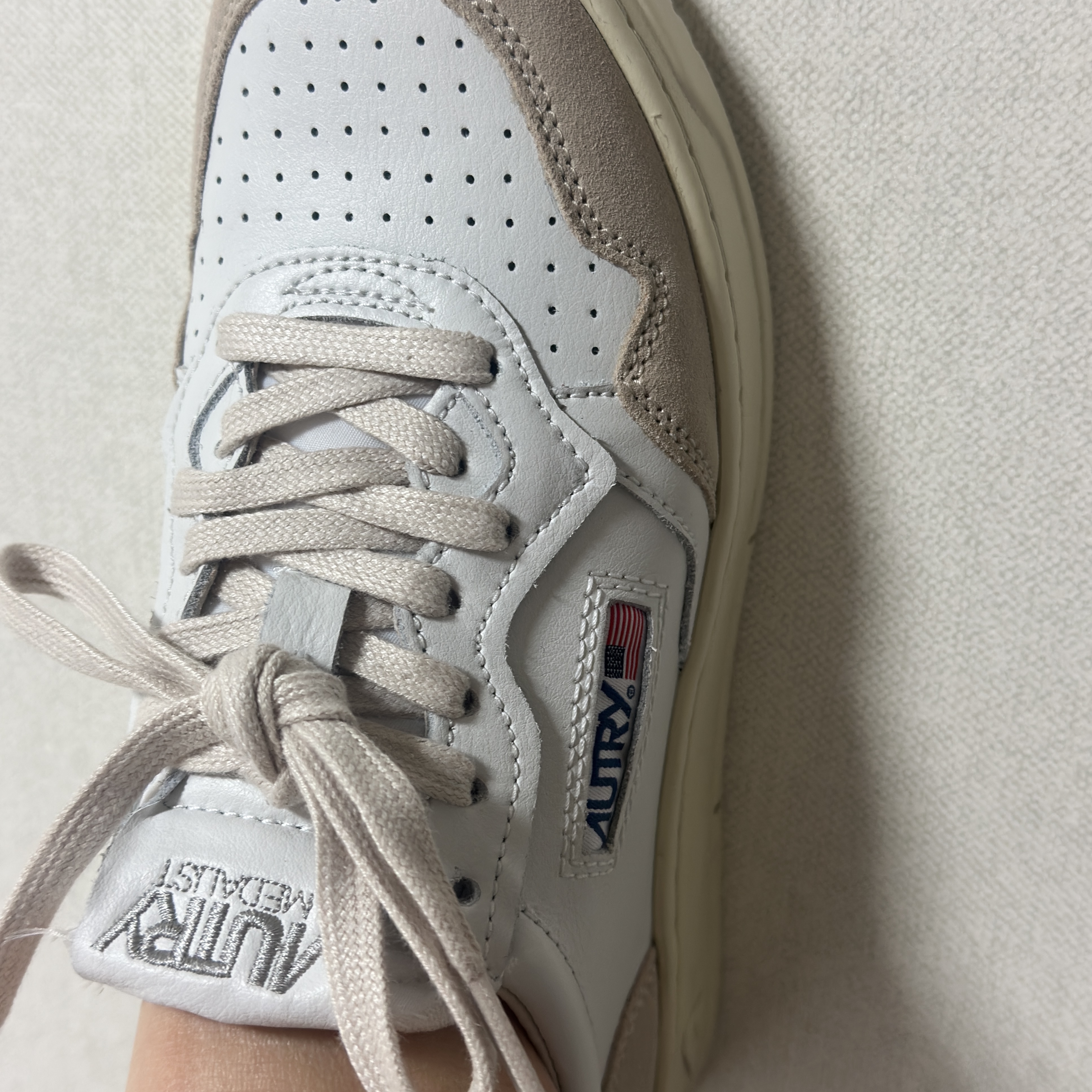 (W) Autry Medalist Low Leather Suede Sneakers White 착용 스타일 - 2