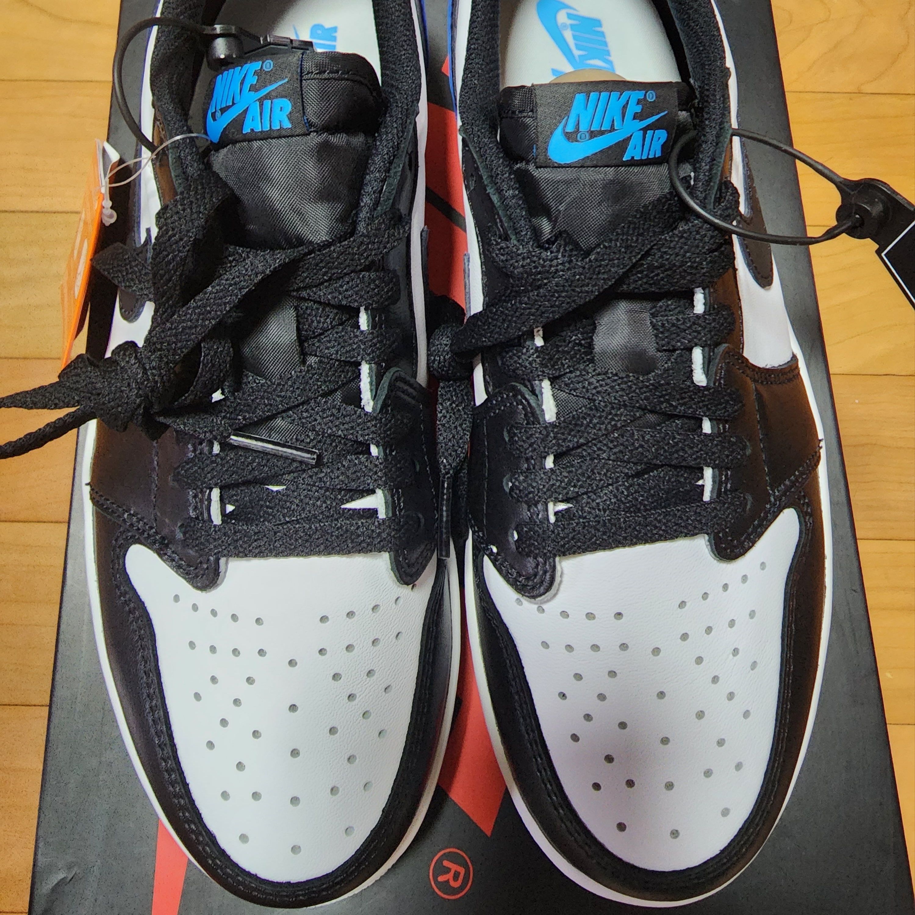 Jordan 1 Retro Low OG Black and Dark Powder Blue 착용 스타일 - 2