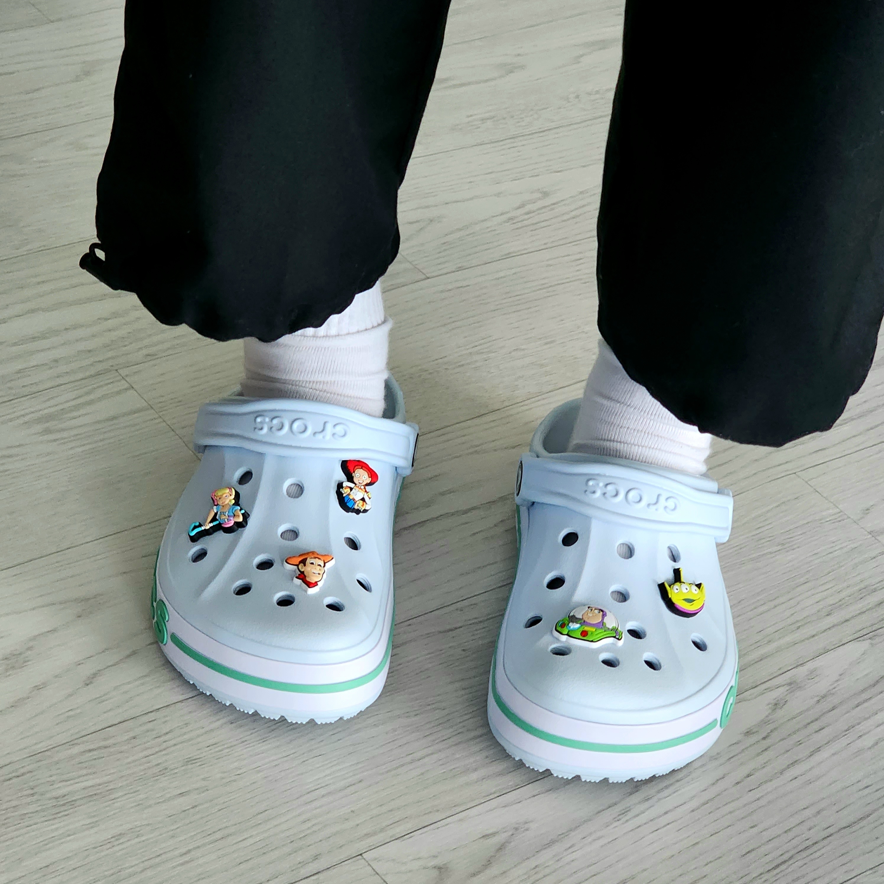 Crocs Bayaband Clog Mineral Blue Pistachio 착용 스타일 - 1