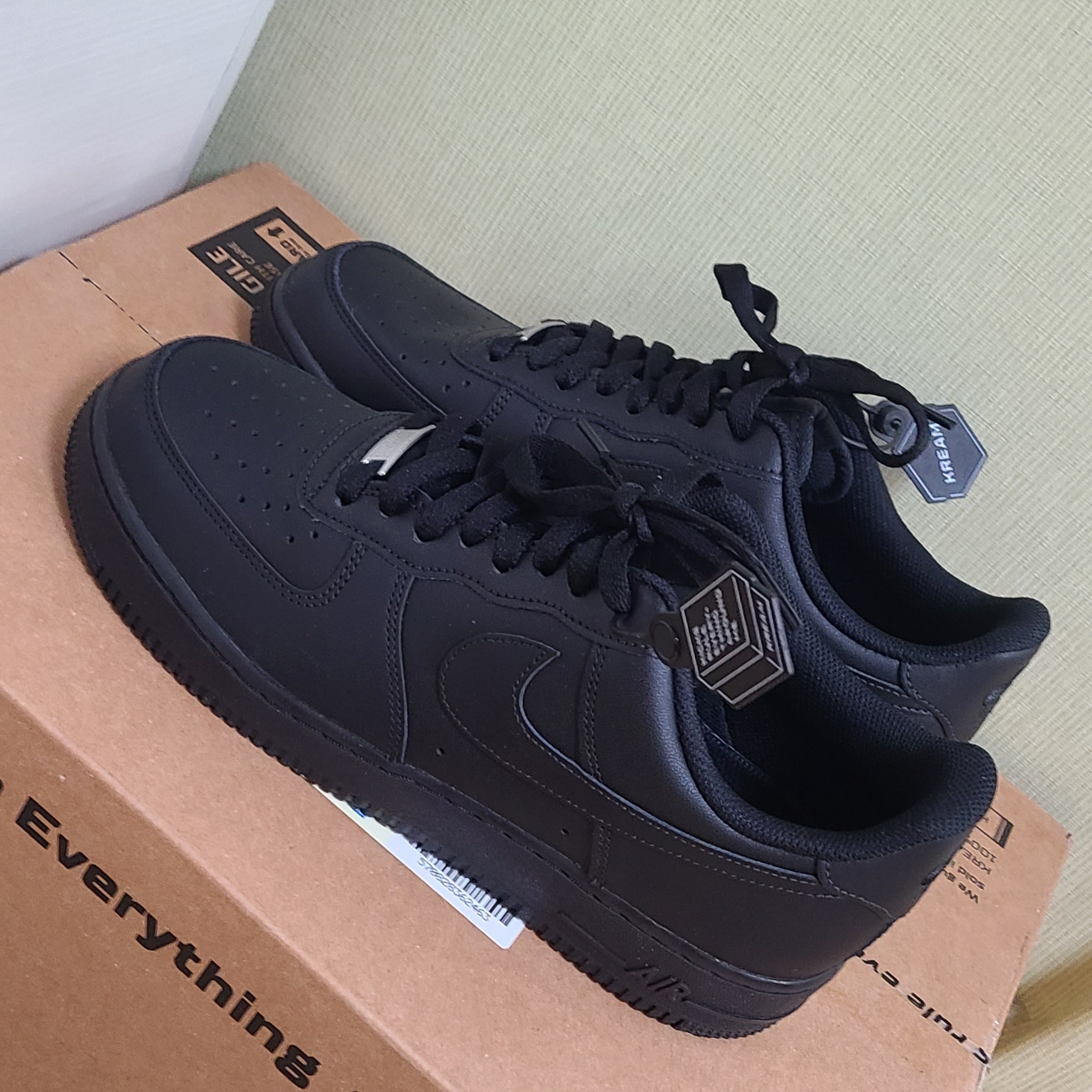 Nike Air Force 1 '07 Low Triple Black 착용 스타일