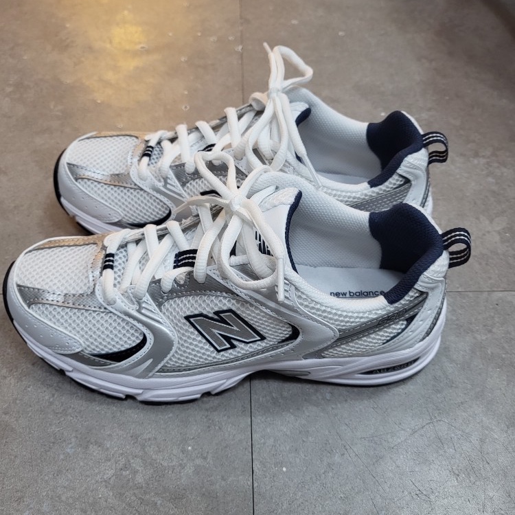 New Balance 530 White 착용 스타일