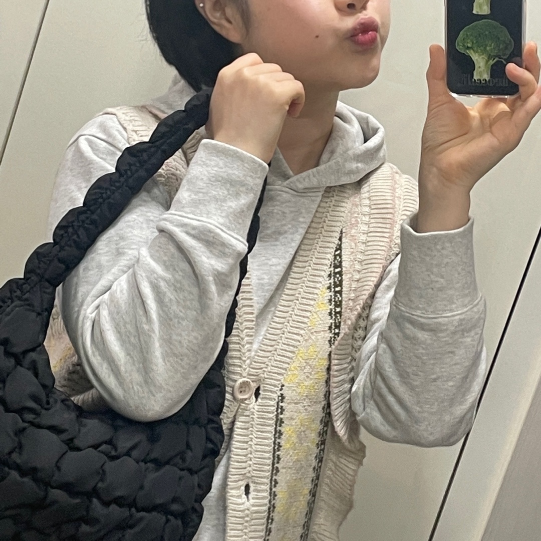 COS Quilted Mini Bag Black 착용 스타일 - 2