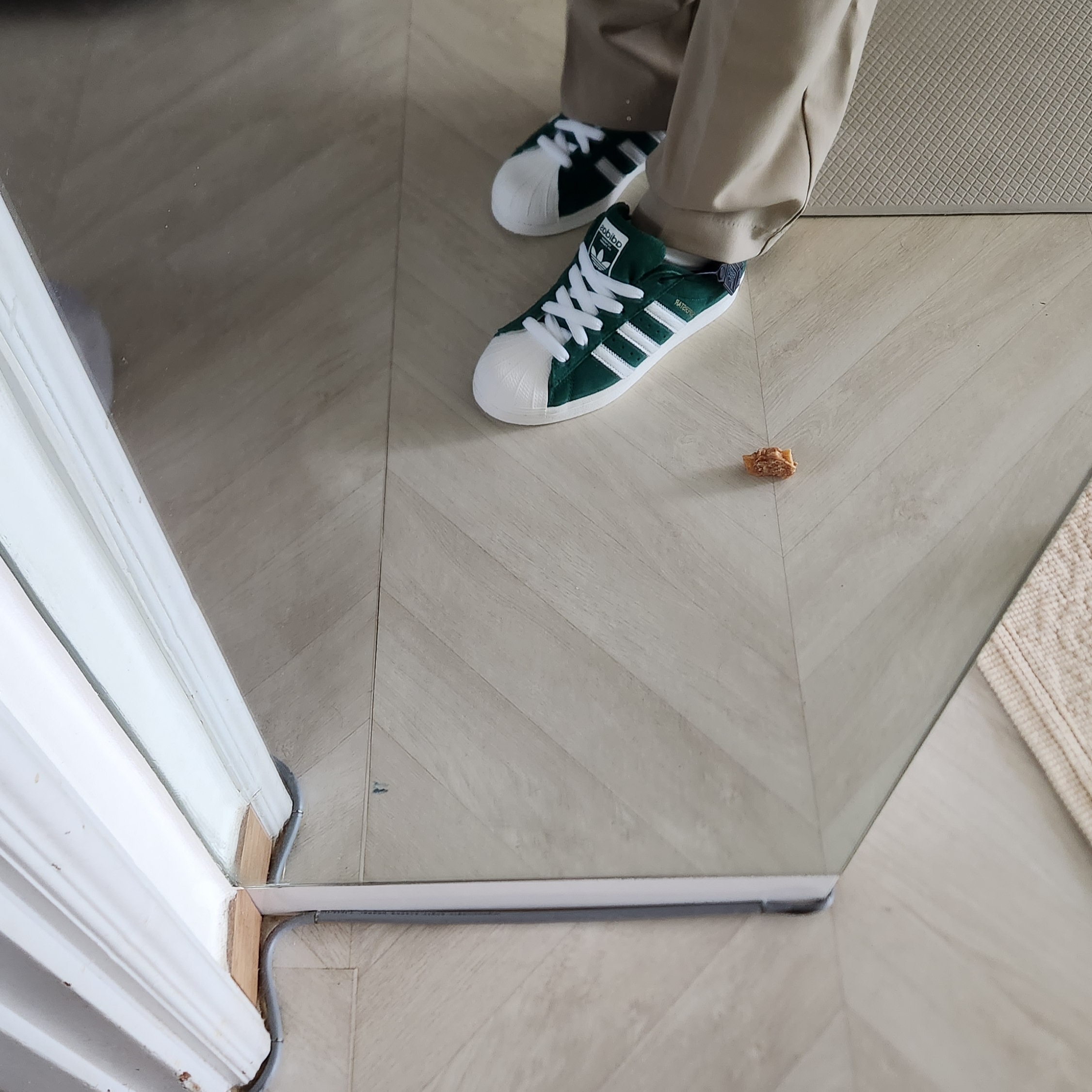 Adidas Superstar Dark Green Core White 착용 스타일 - 3