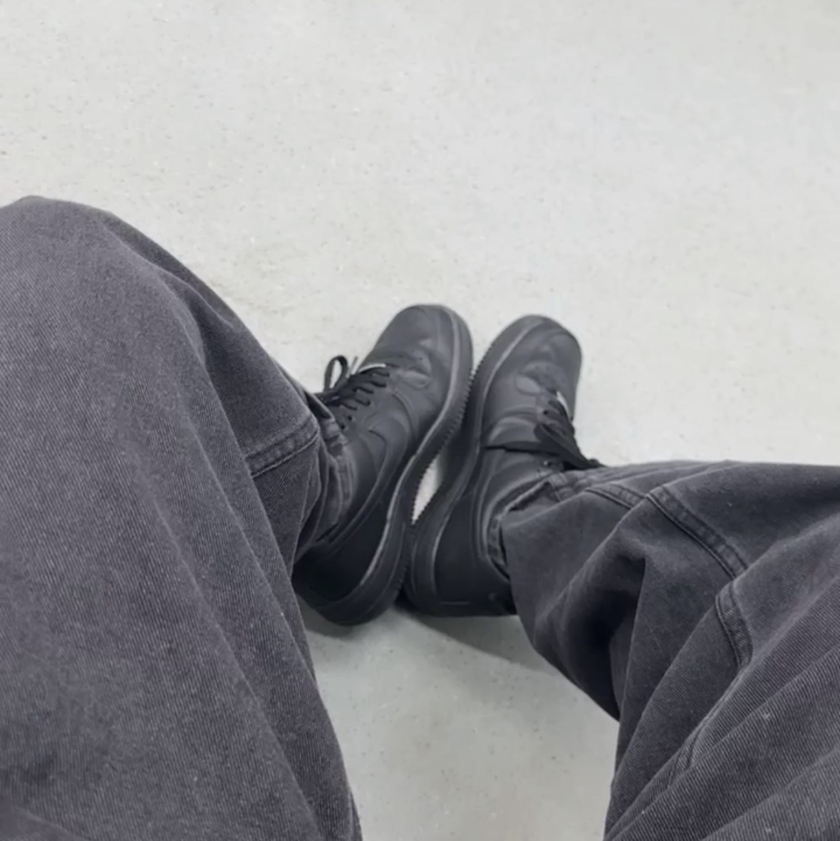 Nike Air Force 1 '07 Low Triple Black 착용 스타일