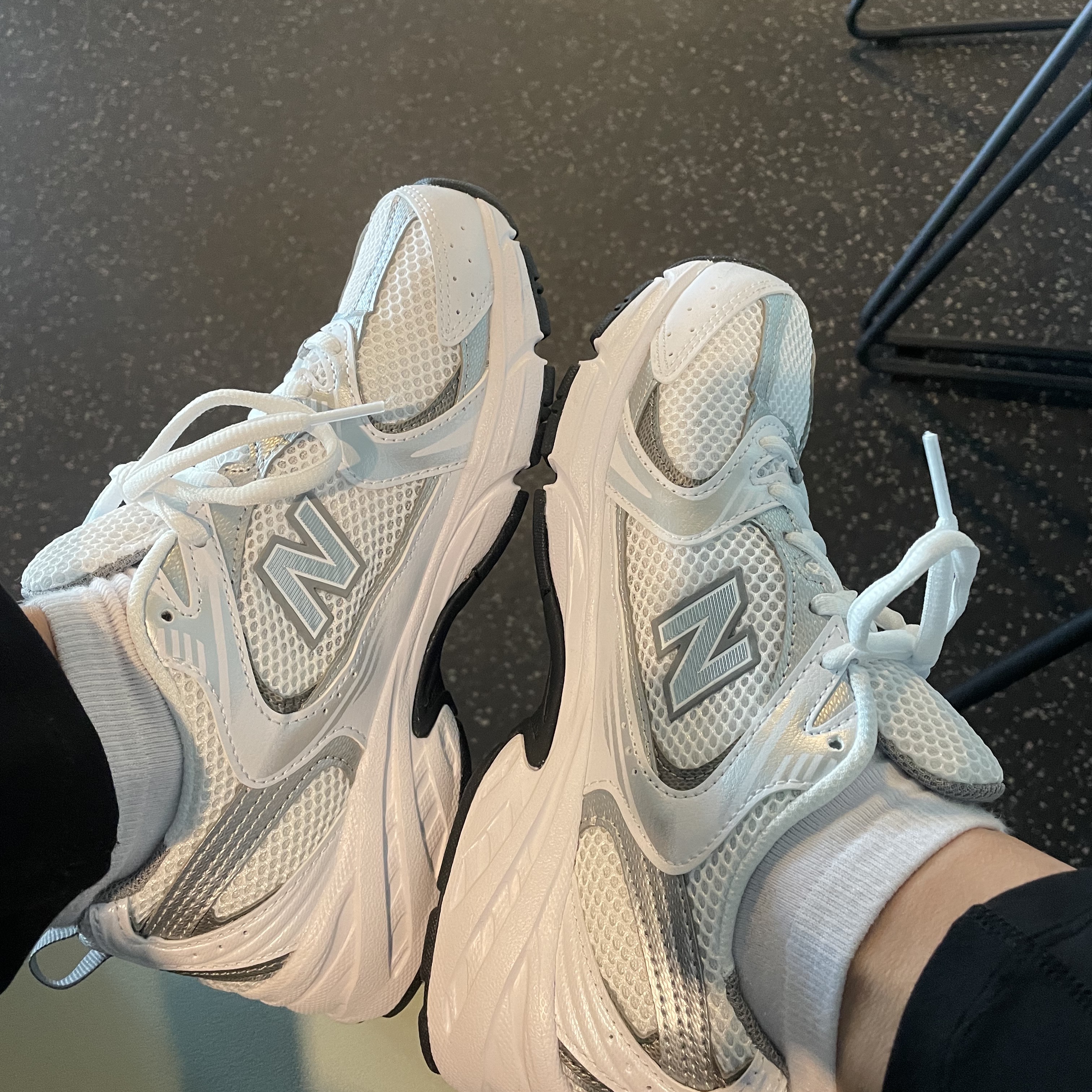 New Balance 530 White Silver 착용 스타일