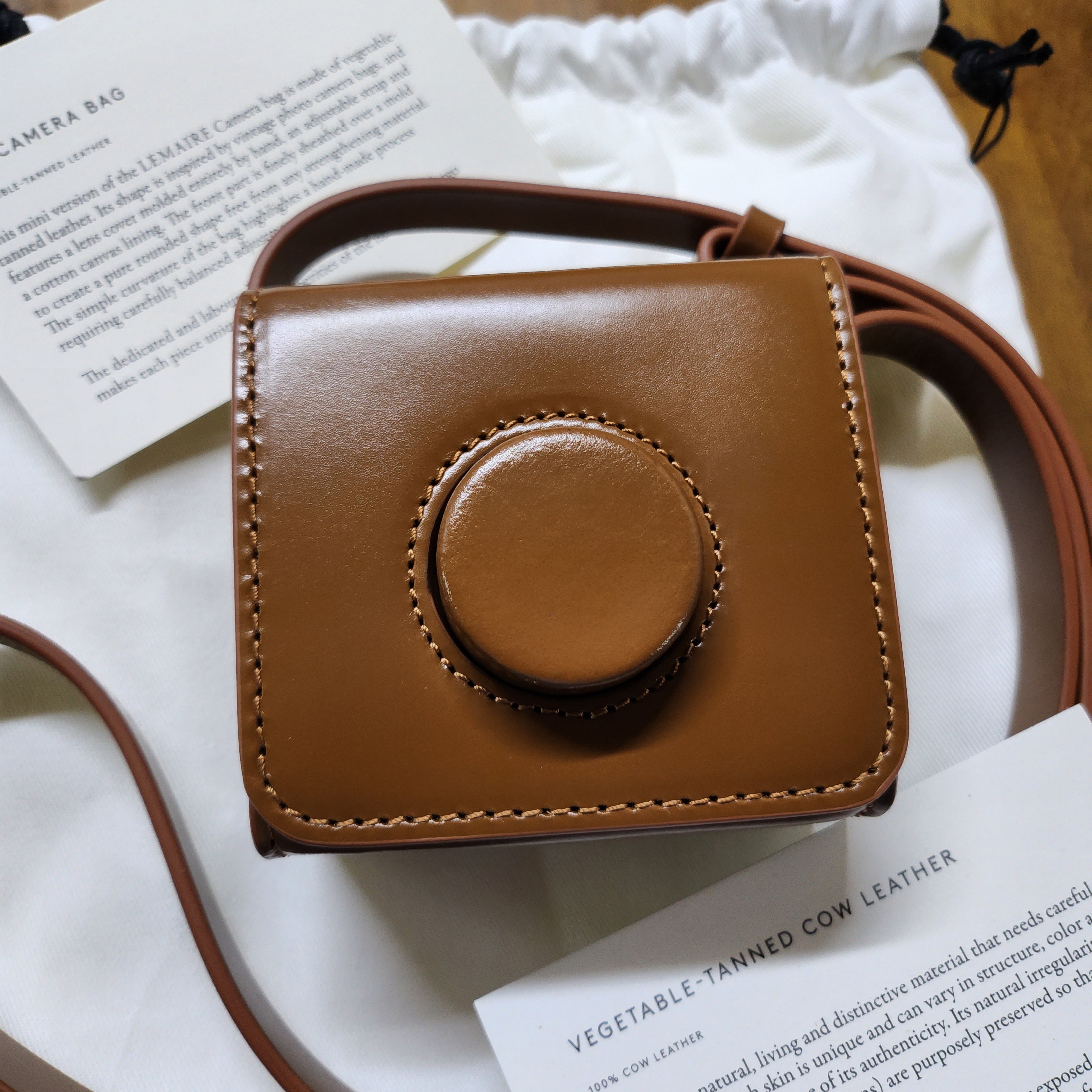 Lemaire Mini Camera Bag Vegetable-Tanned Leather Tobacco 착용 스타일 - 2