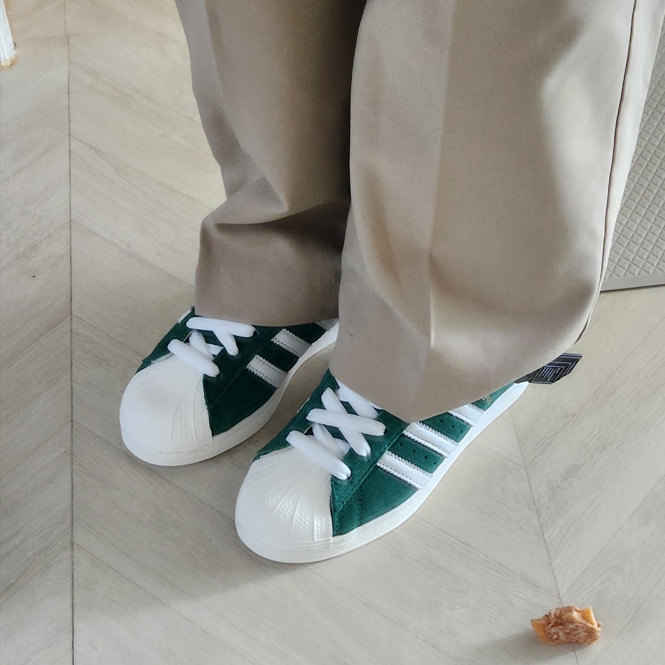 Adidas Superstar Dark Green Core White 착용 스타일 - 4
