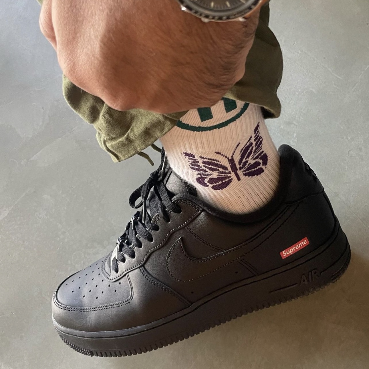 Nike x Supreme Air Force 1 Low Black 착용 스타일 - 1