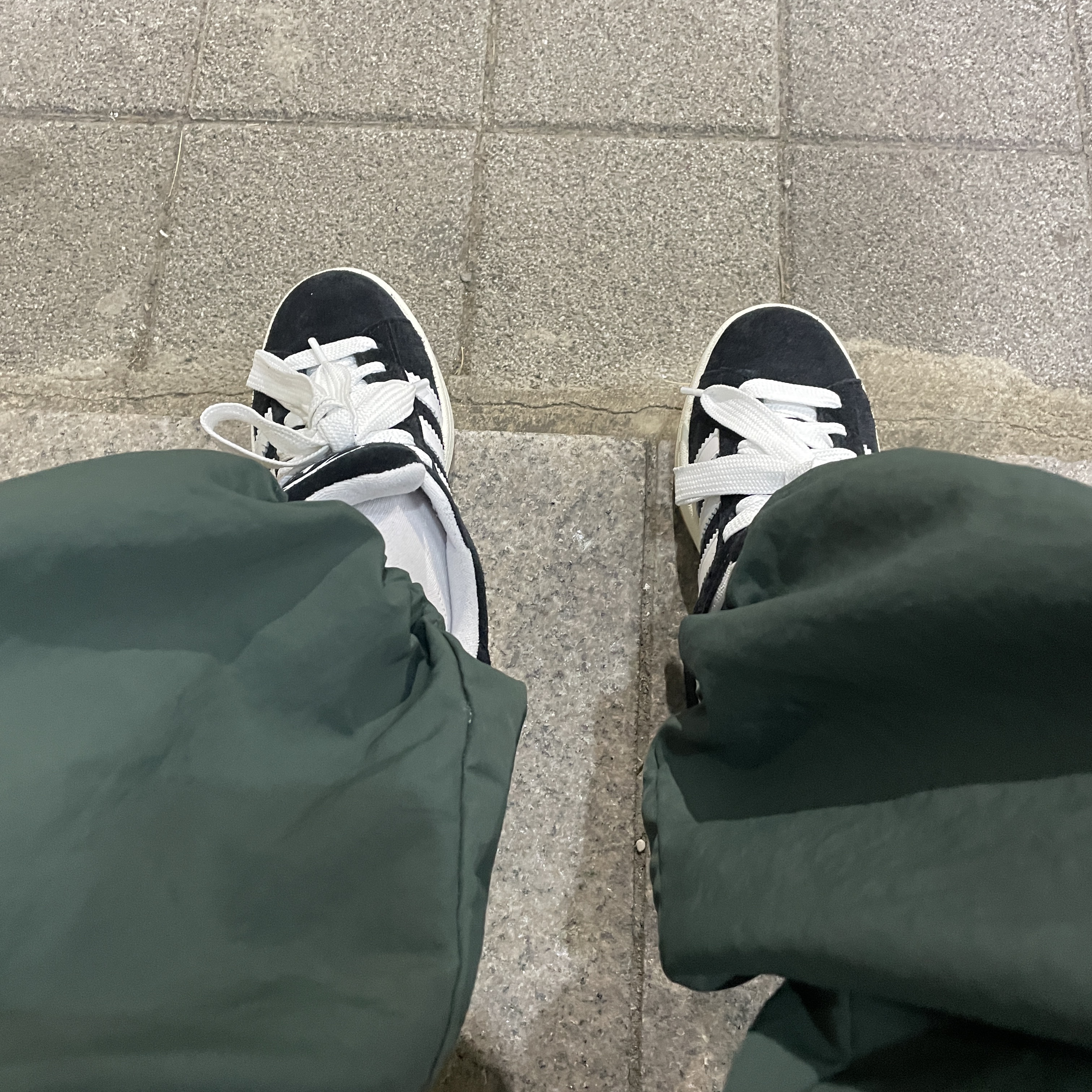 Adidas Campus 00s Core Black Cloud White 착용 스타일