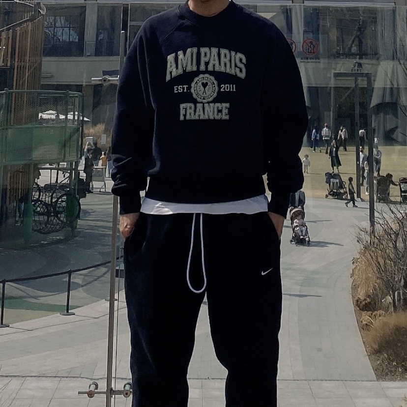 AMI Paris France Sweatshirt Black, Nike NRG Solo Swoosh Woven Track Pants Black White - Asia 착용 스타일 - 1
