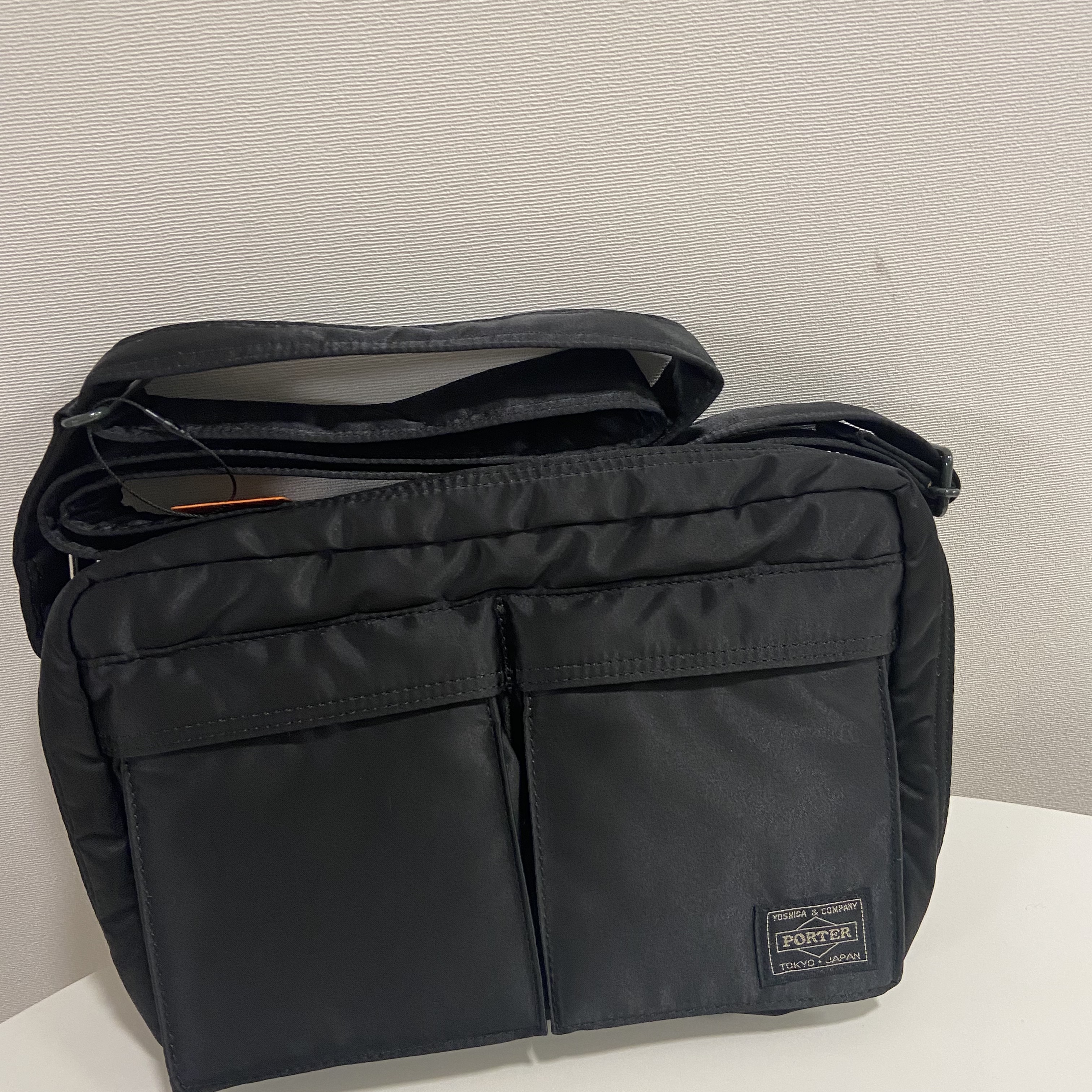 Porter Tanker Shoulder Bag S Black 착용 스타일