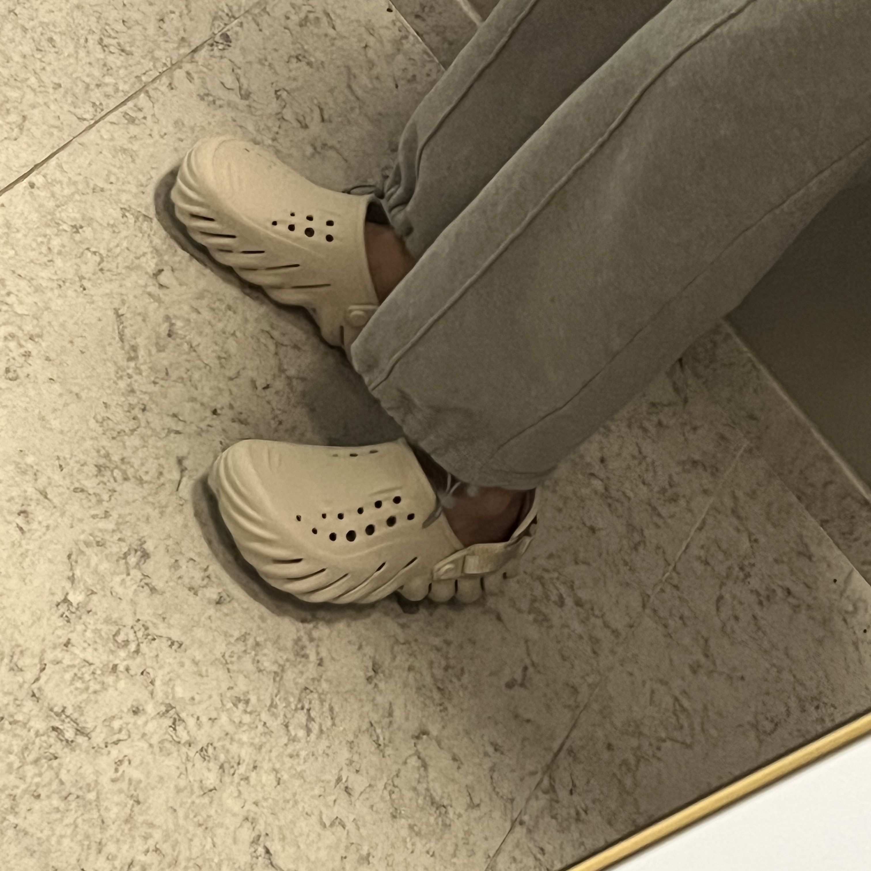 Crocs Echo Clog Stucco 착용 스타일