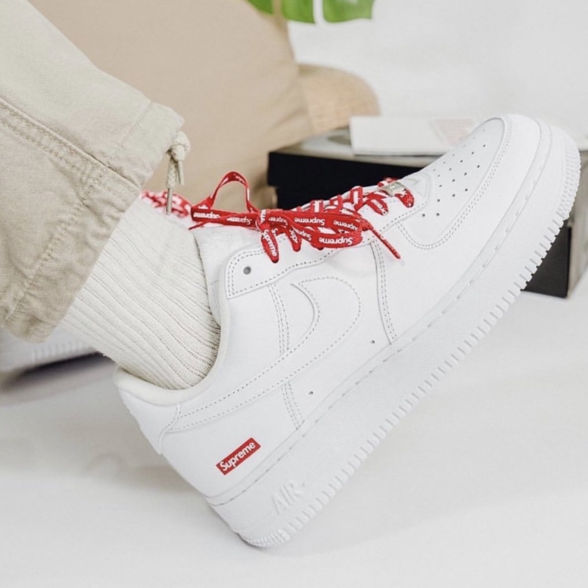 Nike x Supreme Air Force 1 Low White 착용 스타일 - 1