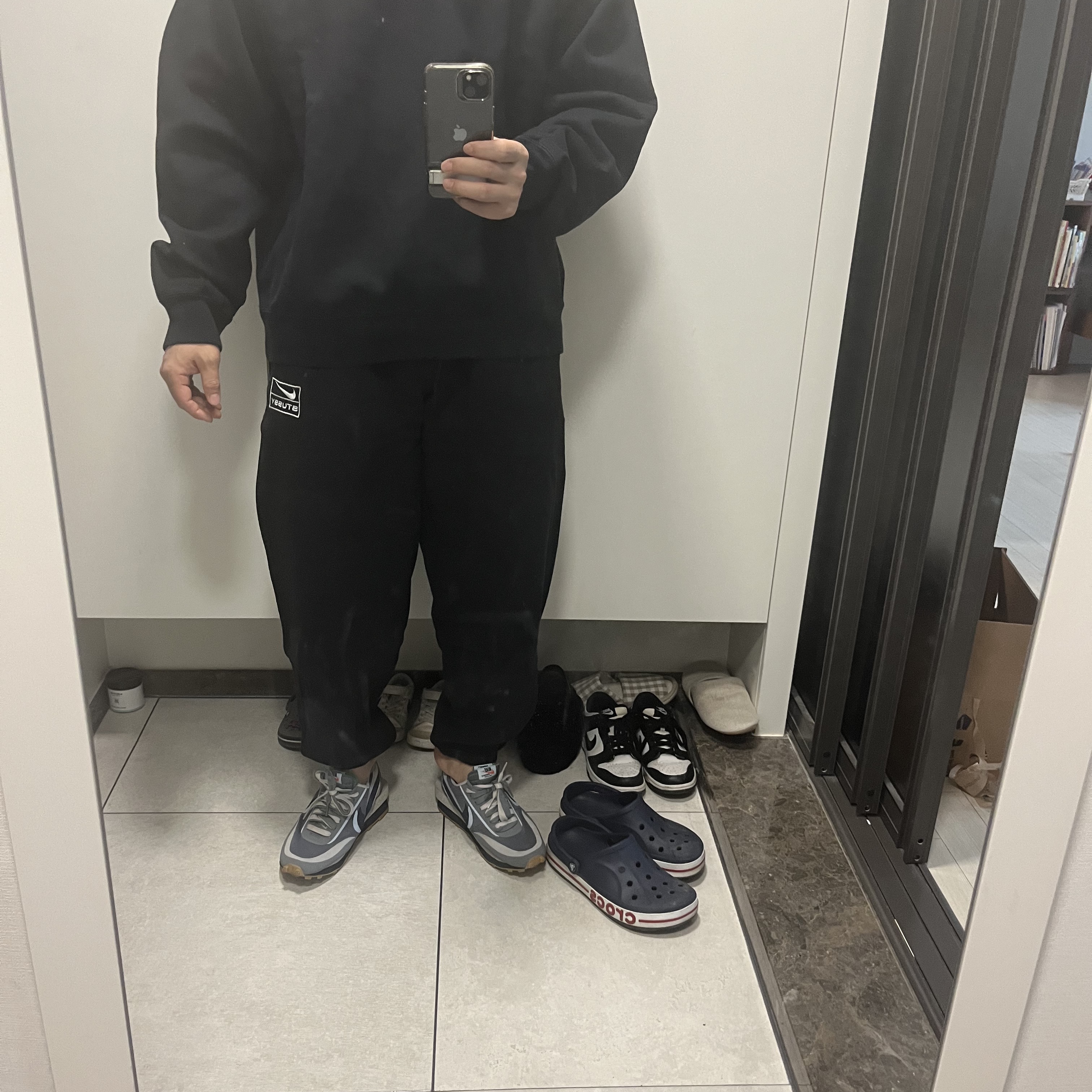 Nike x Stussy NRG Washed Fleece Pants Black (DO5296-010), Nike x Stussy NRG Washed Fleece Crewneck Black (DO5310-010) 착용 스타일