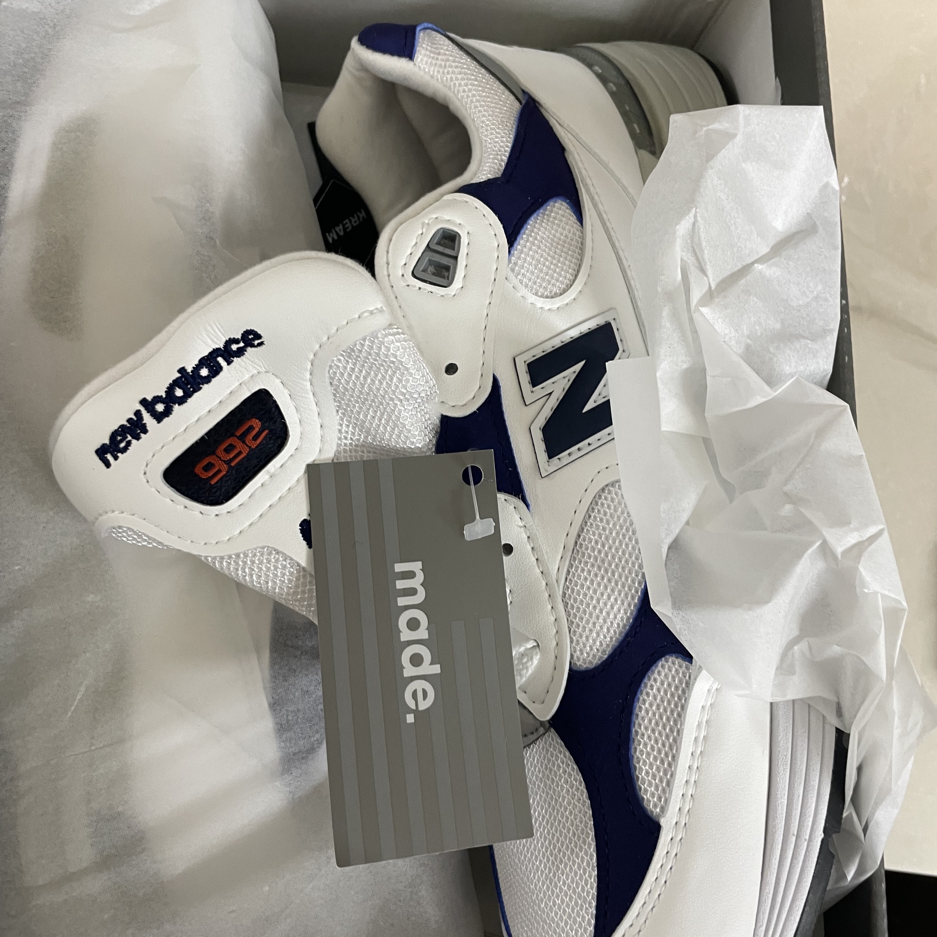 New Balance 992 Made in USA White Navy 착용 스타일
